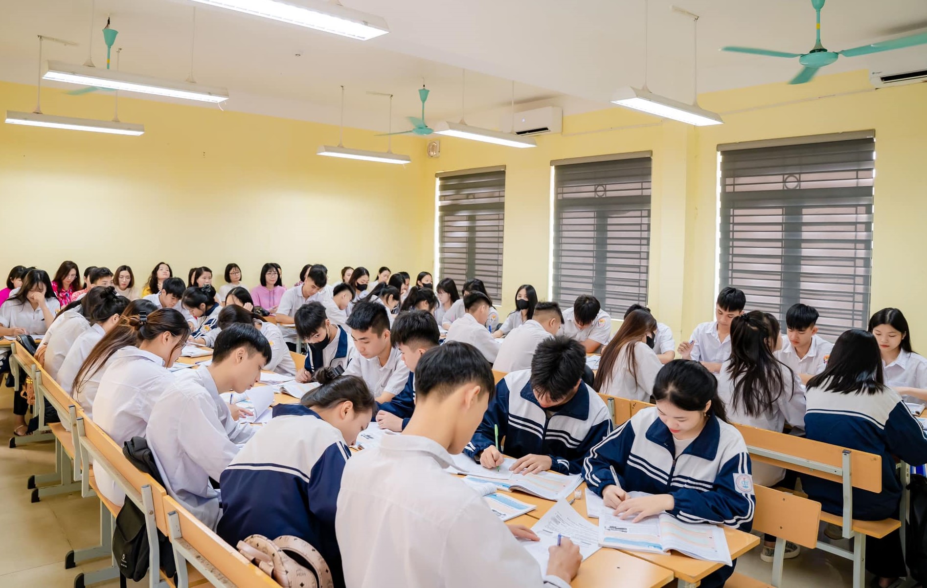 Đề xuất thêm hạng cao cấp cho giáo viên giáo dục thường xuyên- Ảnh 1.