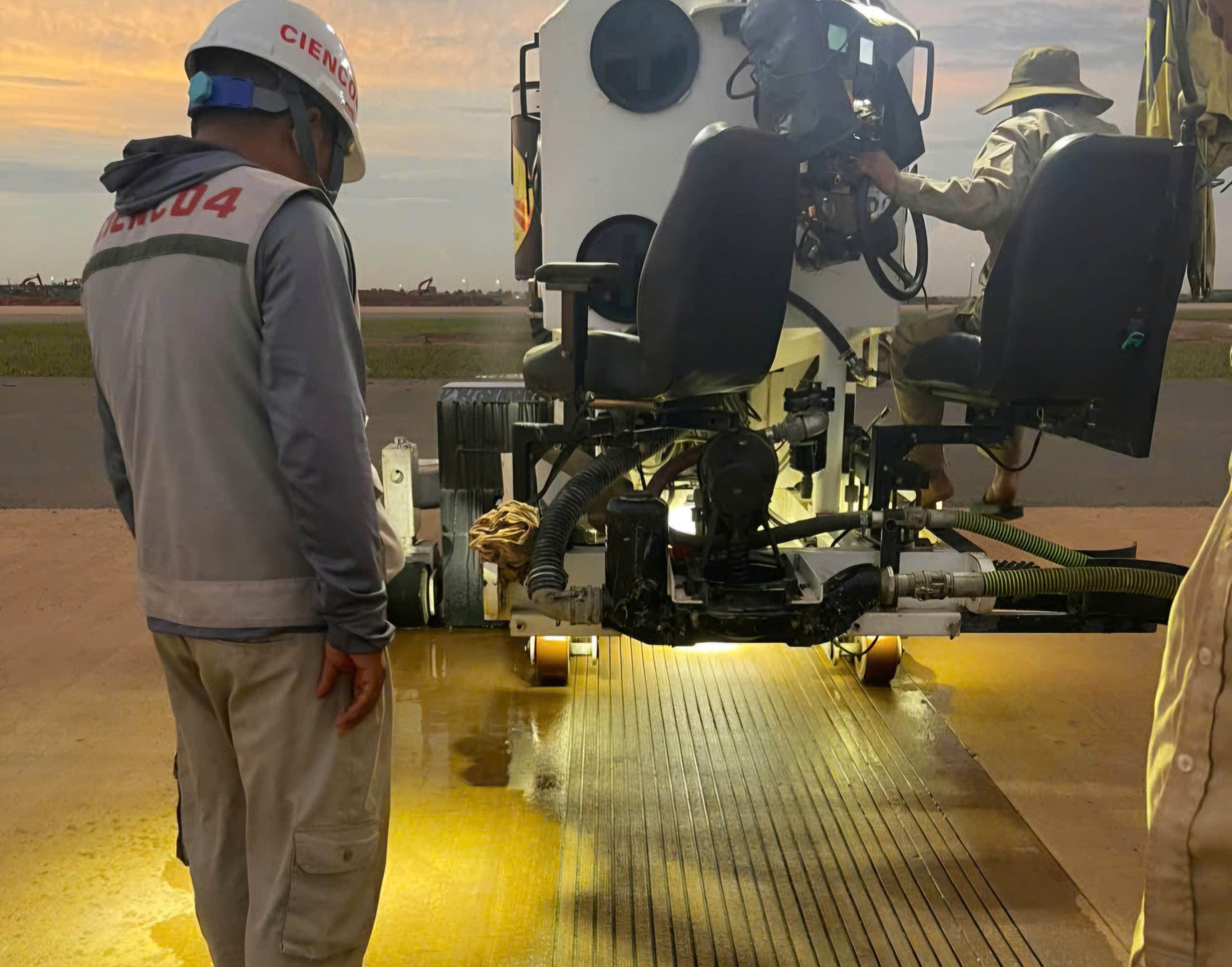 Cienco4 tiên phong làm chủ công nghệ thi công tạo nhám mặt đường băng- Ảnh 5.