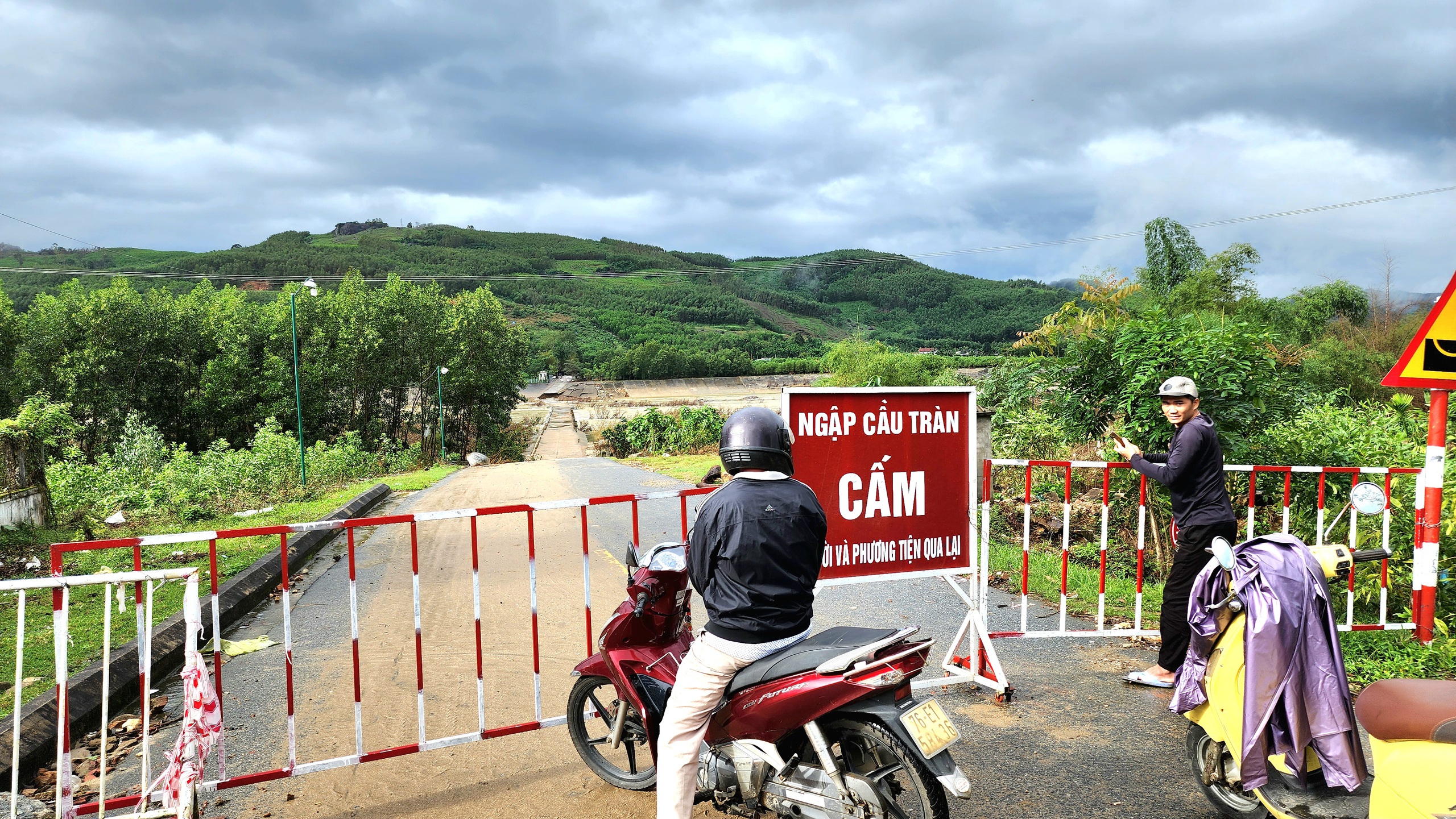 Lũ cuốn trôi mố và nhịp cầu ở Quảng Ngãi, giao thông trên tỉnh lộ 623B tê liệt- Ảnh 6.