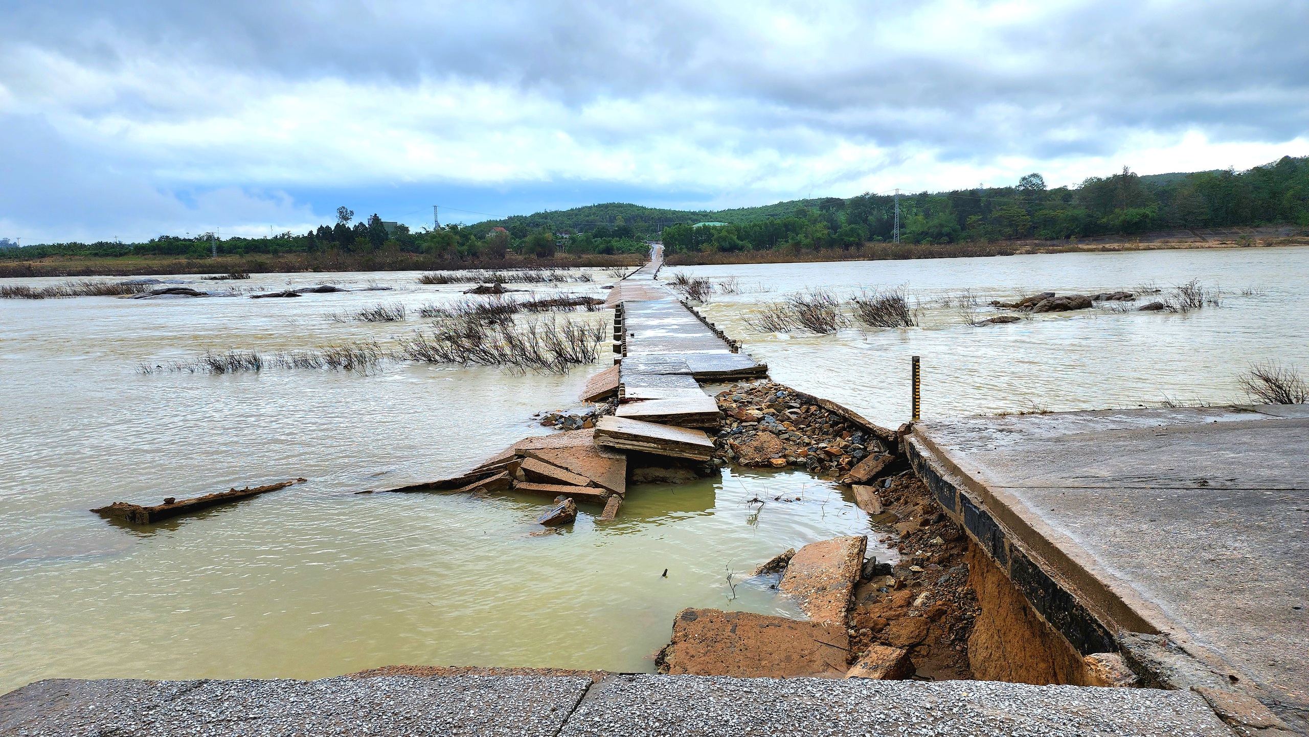 Lũ cuốn trôi mố và nhịp cầu ở Quảng Ngãi, giao thông trên tỉnh lộ 623B tê liệt- Ảnh 13.