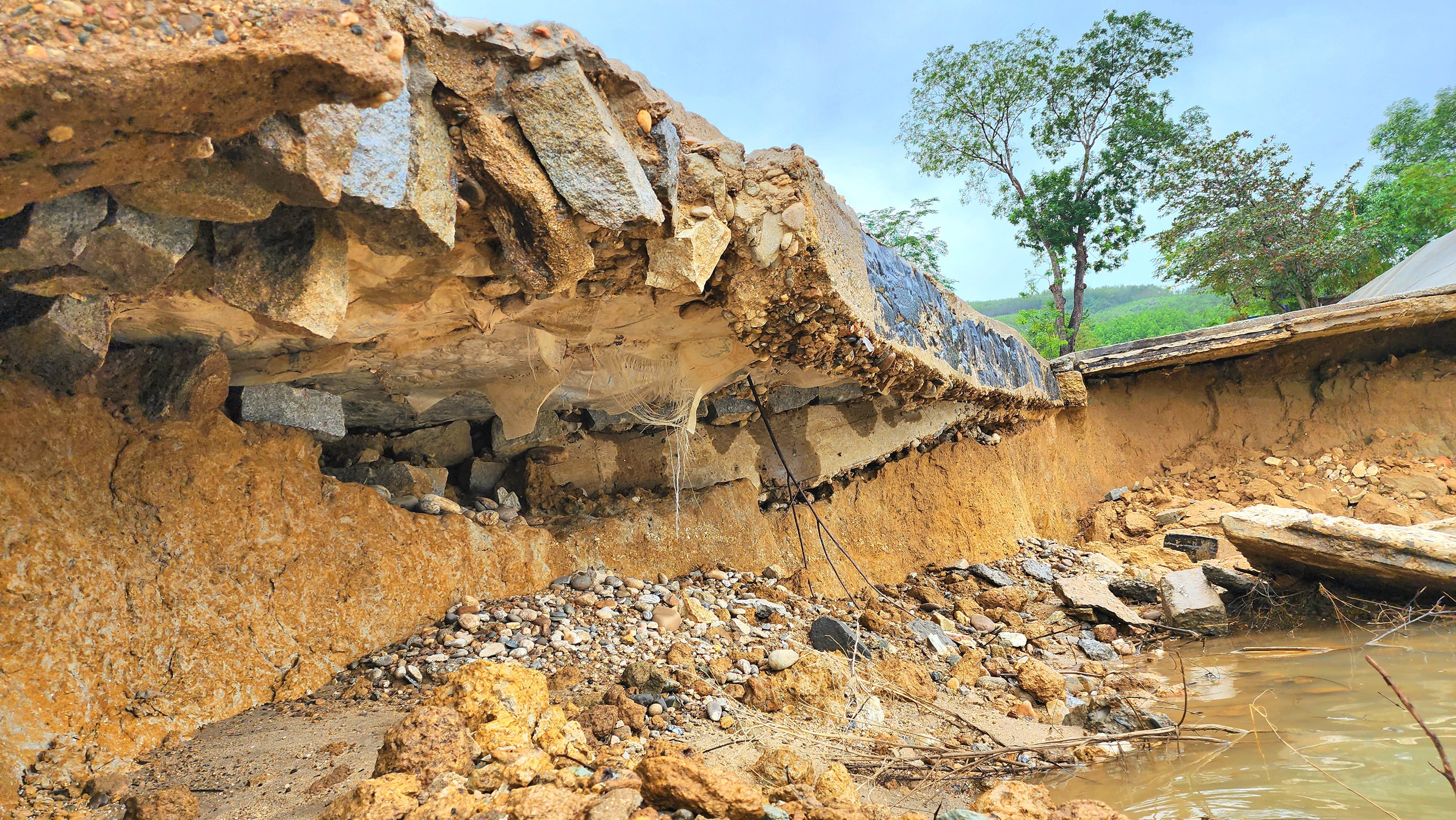 Lũ cuốn trôi mố và nhịp cầu ở Quảng Ngãi, giao thông trên tỉnh lộ 623B tê liệt- Ảnh 3.