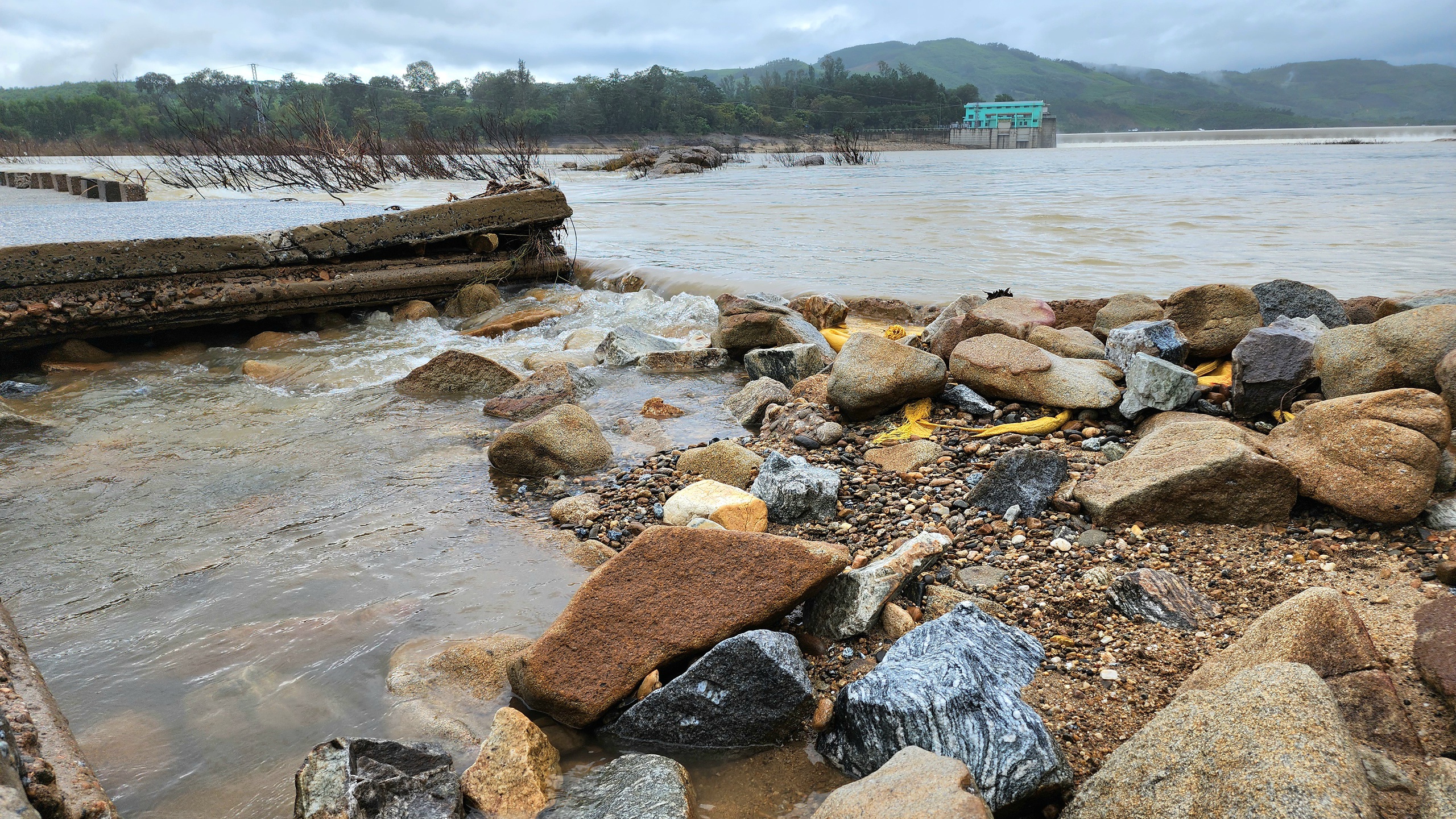 Lũ cuốn trôi mố và nhịp cầu ở Quảng Ngãi, giao thông trên tỉnh lộ 623B tê liệt- Ảnh 5.