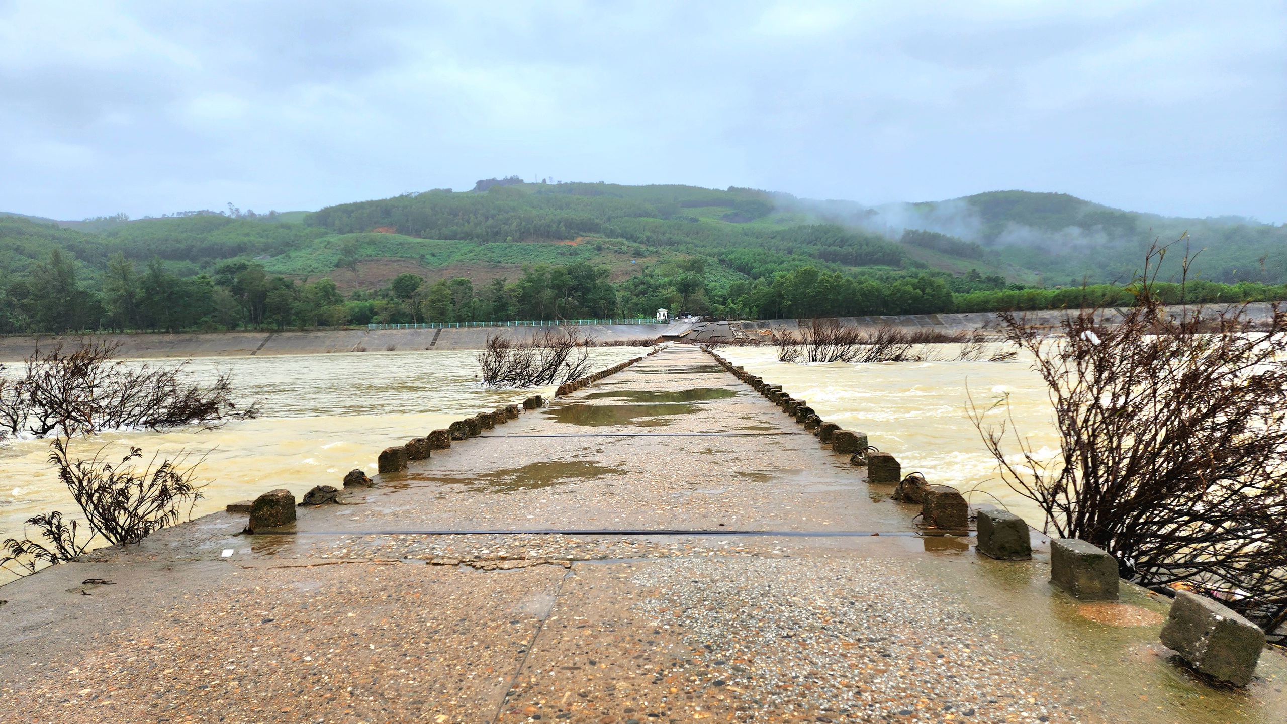 Lũ cuốn trôi mố và nhịp cầu ở Quảng Ngãi, giao thông trên tỉnh lộ 623B tê liệt- Ảnh 12.