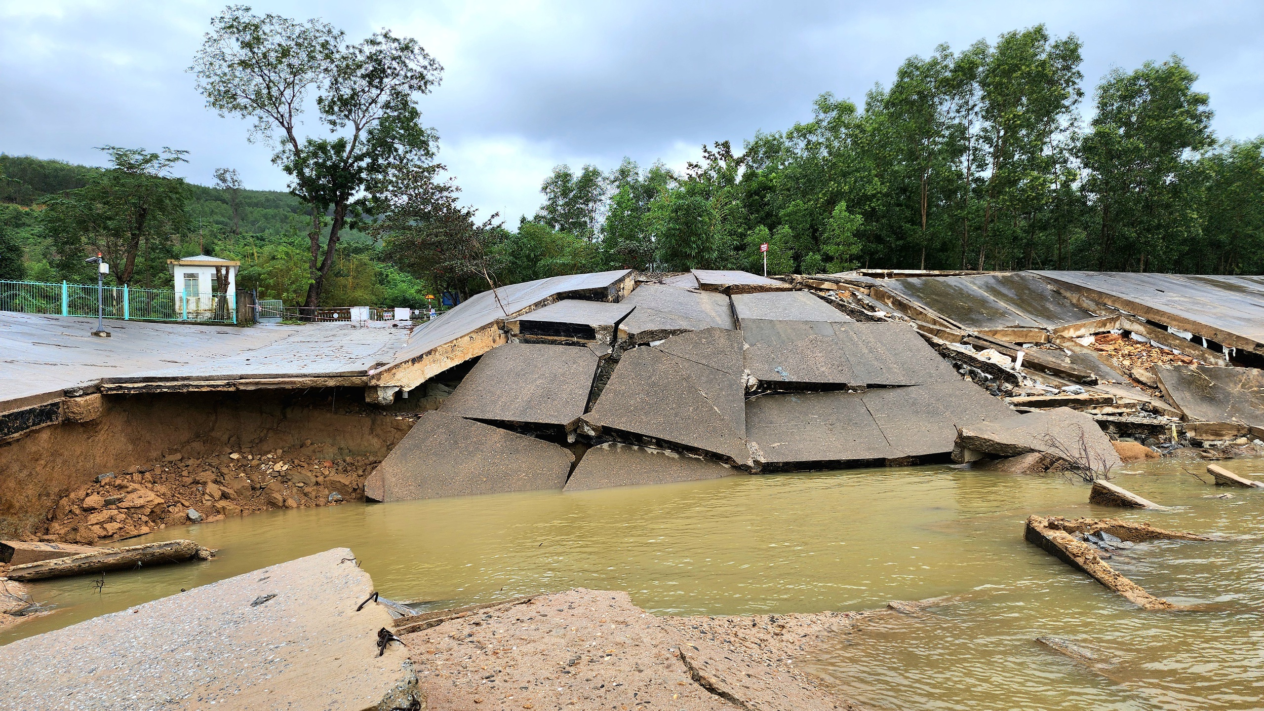 Lũ cuốn trôi mố và nhịp cầu ở Quảng Ngãi, giao thông trên tỉnh lộ 623B tê liệt- Ảnh 4.