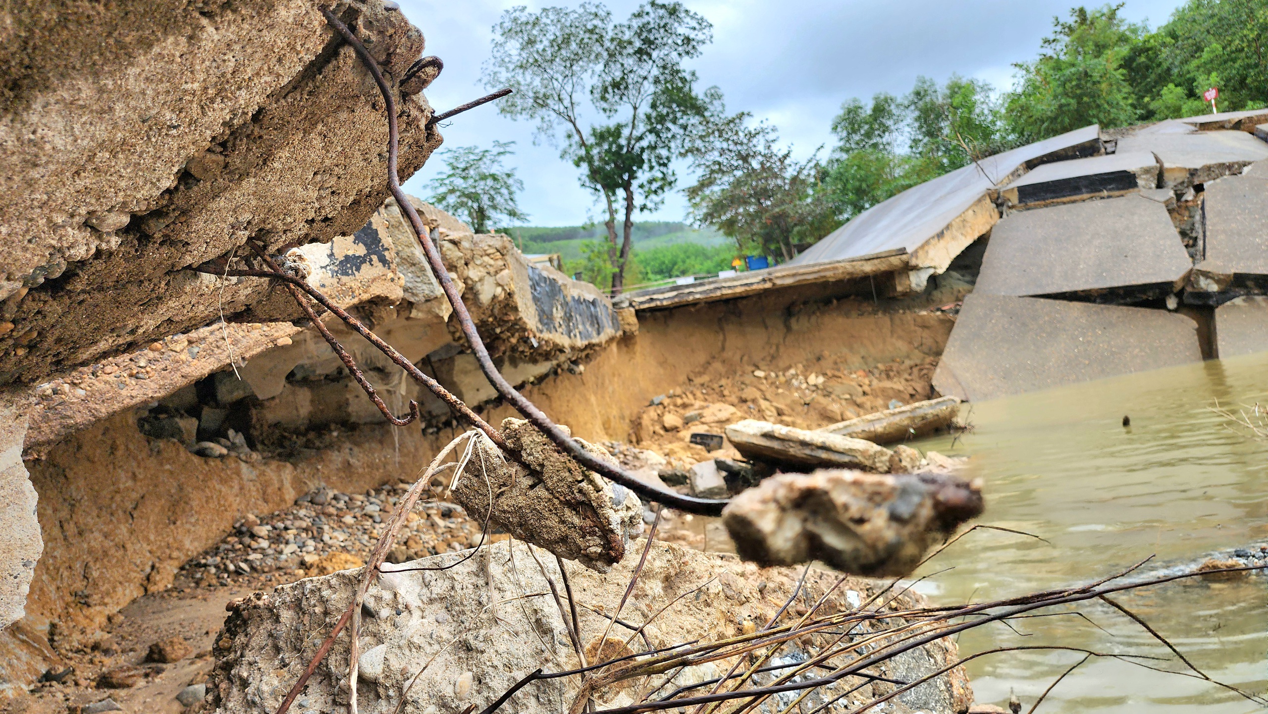 Lũ cuốn trôi mố và nhịp cầu ở Quảng Ngãi, giao thông trên tỉnh lộ 623B tê liệt- Ảnh 8.