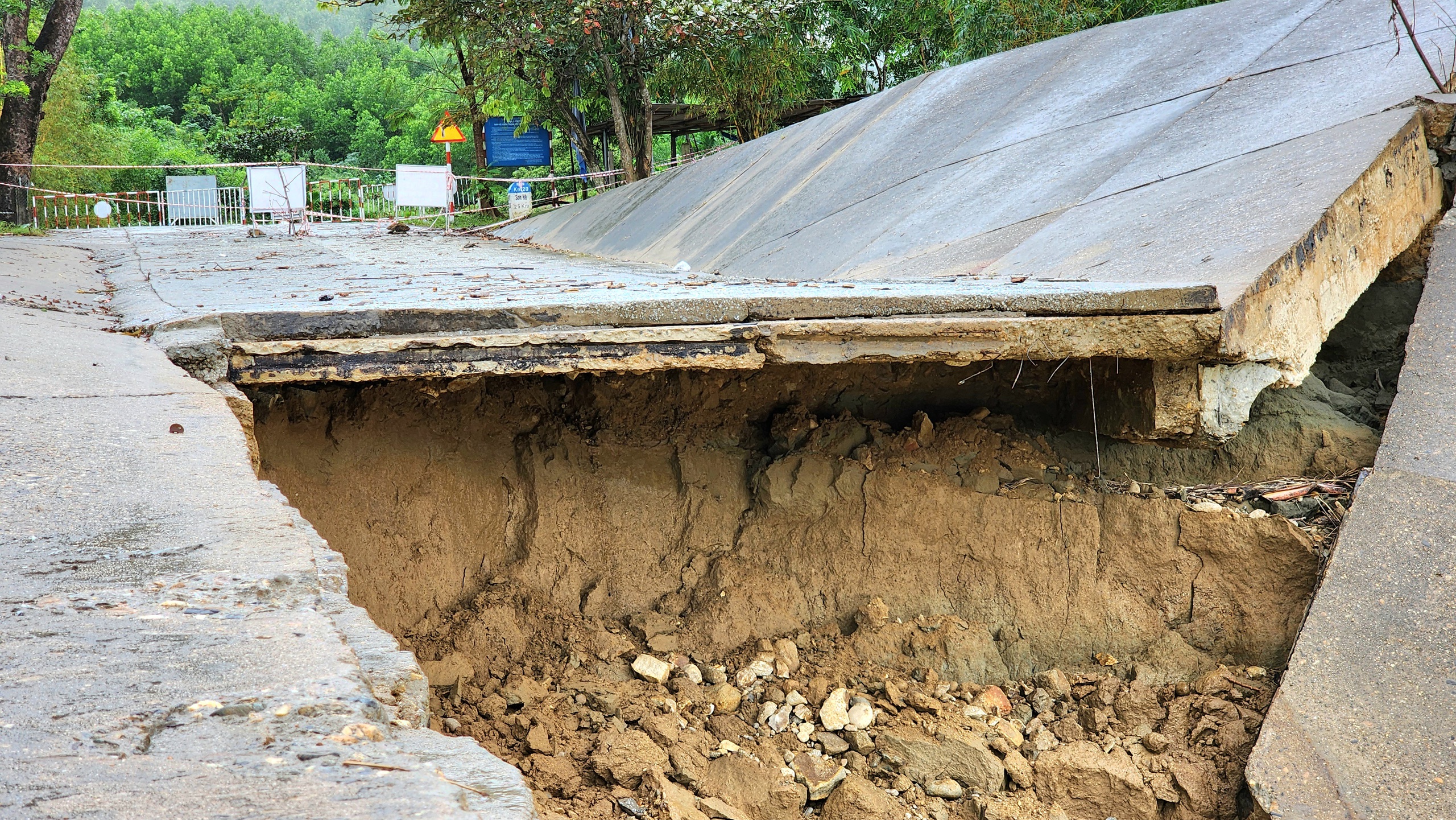 Lũ cuốn trôi mố và nhịp cầu ở Quảng Ngãi, giao thông trên tỉnh lộ 623B tê liệt- Ảnh 11.