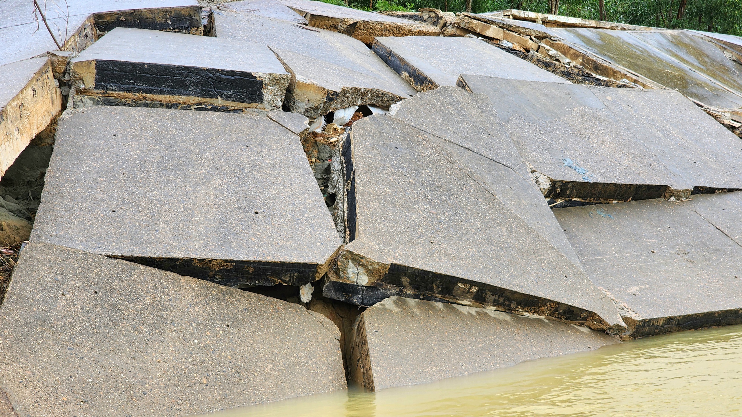 Lũ cuốn trôi mố và nhịp cầu ở Quảng Ngãi, giao thông trên tỉnh lộ 623B tê liệt- Ảnh 10.