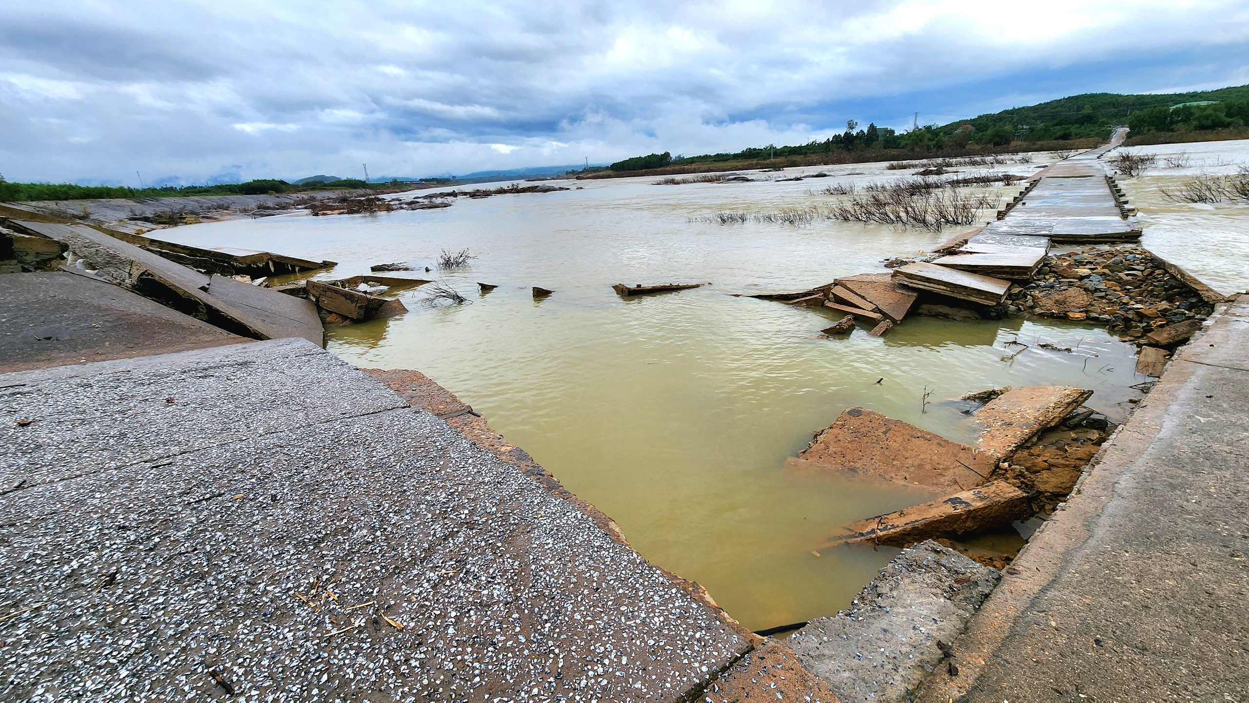 Lũ cuốn trôi mố và nhịp cầu ở Quảng Ngãi, giao thông trên tỉnh lộ 623B tê liệt- Ảnh 2.