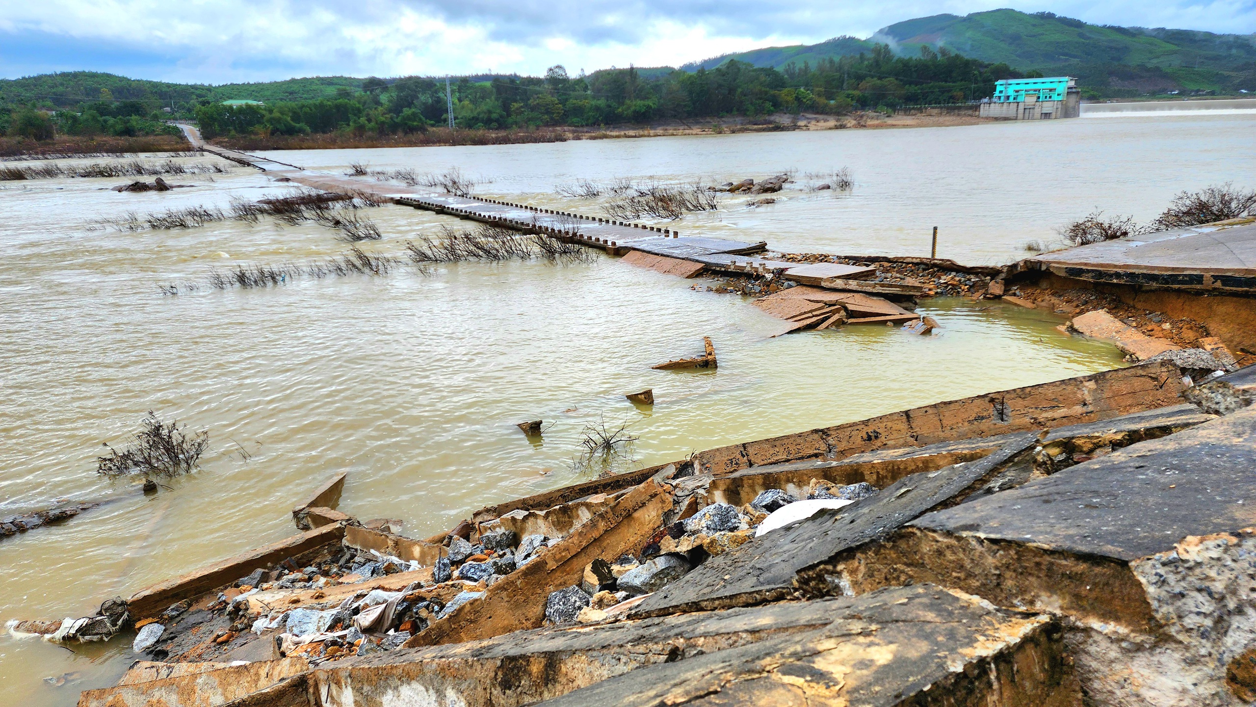 Lũ cuốn trôi mố và nhịp cầu ở Quảng Ngãi, giao thông trên tỉnh lộ 623B tê liệt- Ảnh 1.