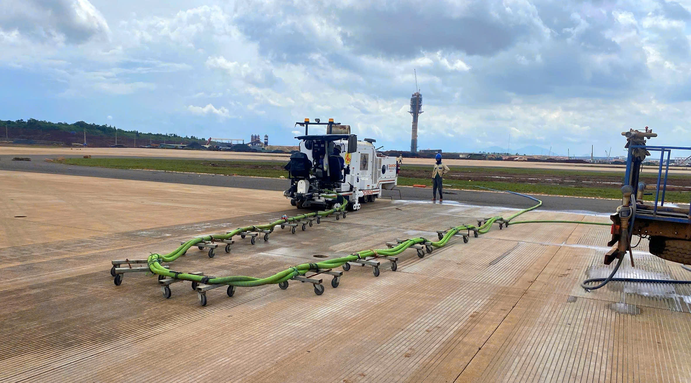 Cienco4 tiên phong làm chủ công nghệ thi công tạo nhám mặt đường băng- Ảnh 4.