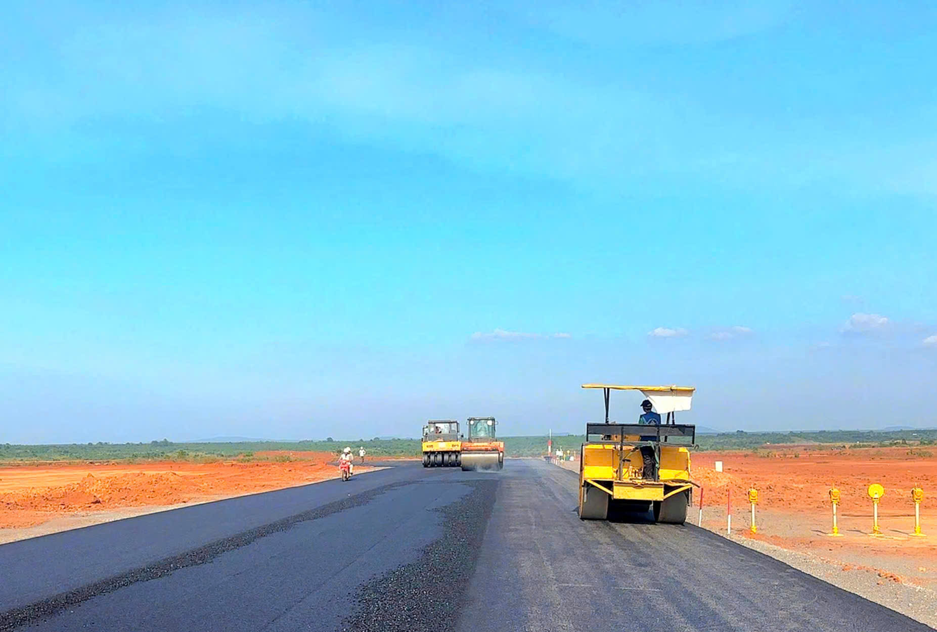 Hối hả làm đường lăn, sân đỗ, lập cột mốc mới tại "siêu sân bay" Long Thành- Ảnh 2.