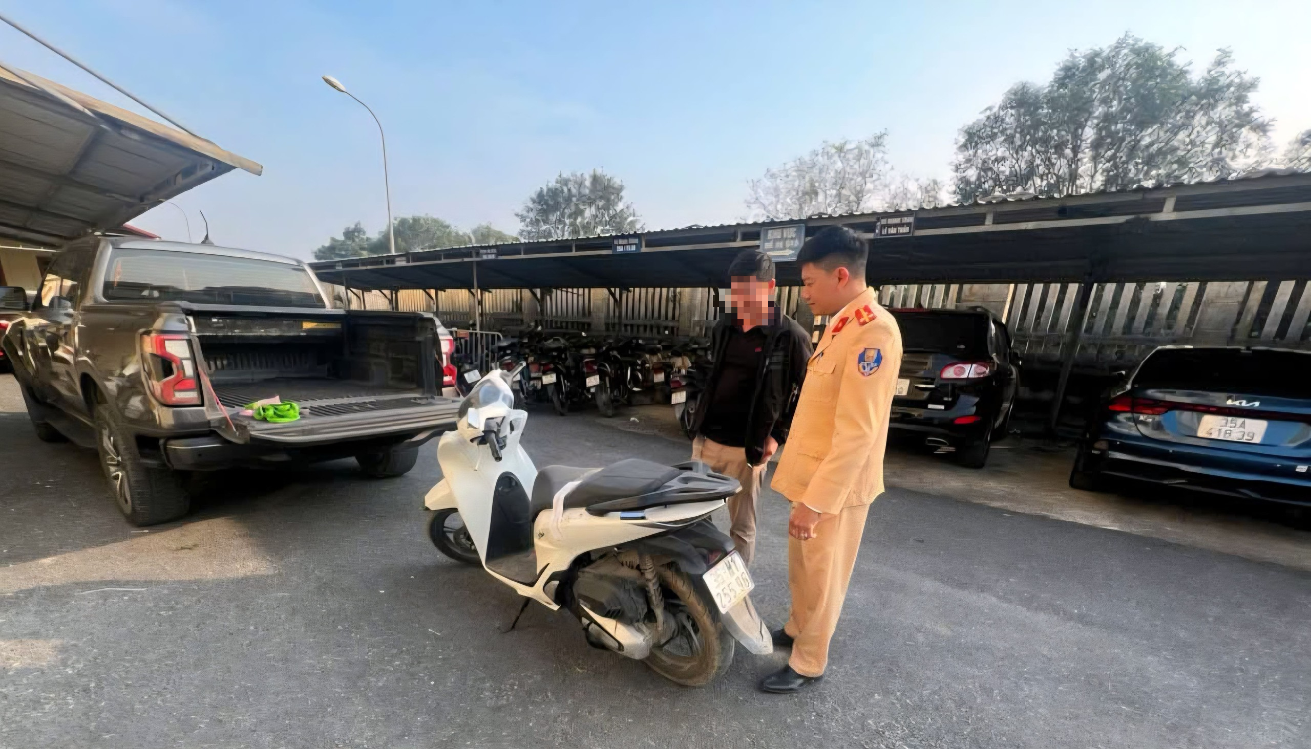 Tìm được xe mô tô bị mất trộm từ một vụ vi phạm giao thông tại Ninh Bình- Ảnh 1.