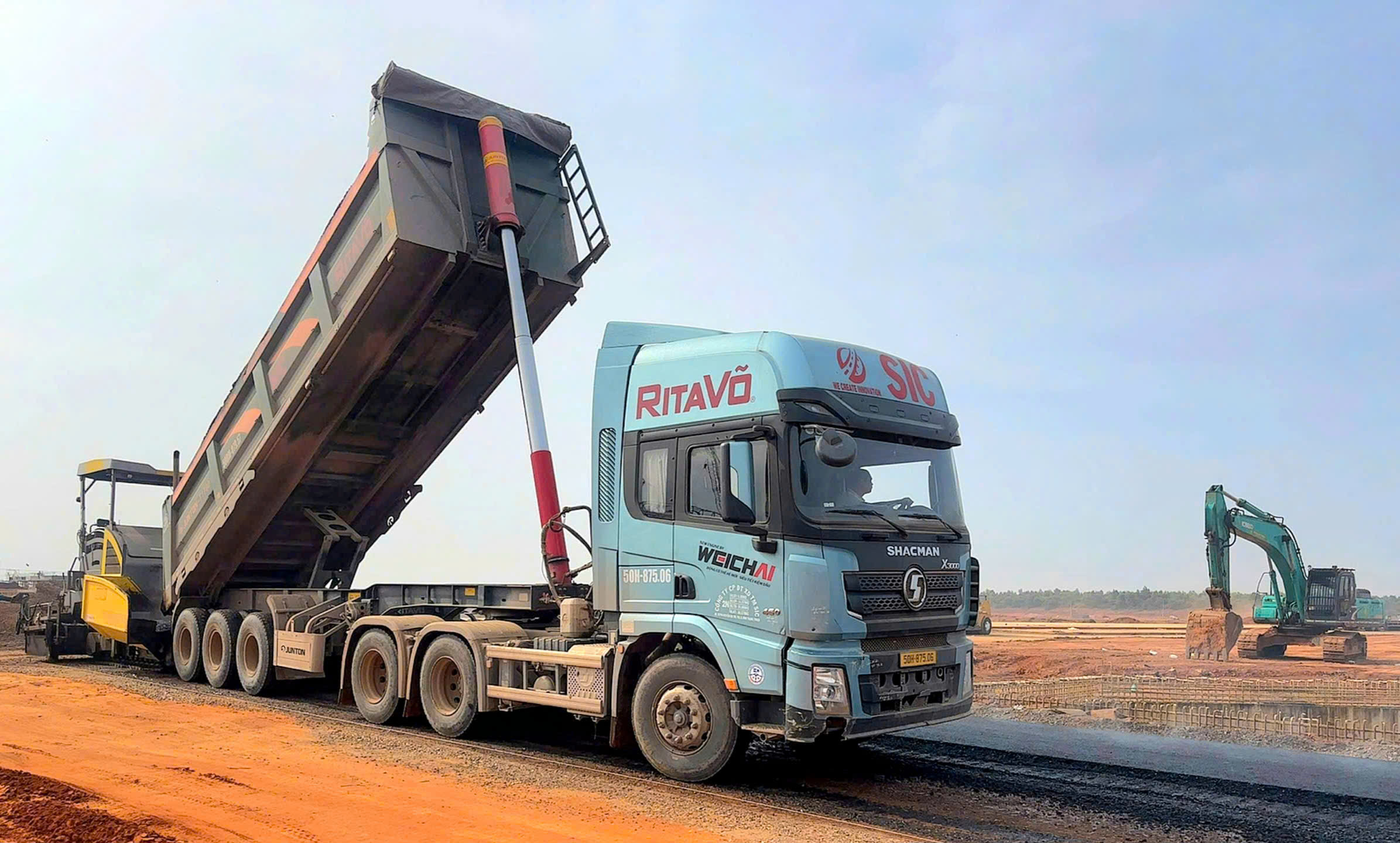 Hối hả làm đường lăn, sân đỗ, lập cột mốc mới tại "siêu sân bay" Long Thành- Ảnh 1.