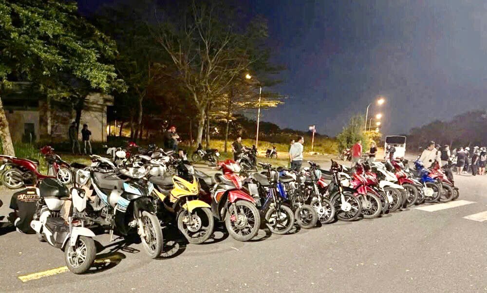 Xử lý nhóm thanh, thiếu niên tụ tập gây mất trật tự giao thông, tạm giữ hàng chục xe máy- Ảnh 1.