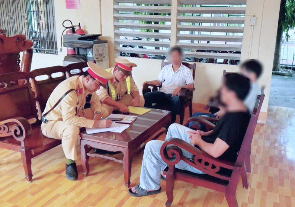 Đồng Nai: Xử phạt nữ tài xế dừng xe trên cầu để chụp hình- Ảnh 2. Đồng Nai: Xử phạt nữ tài xế dừng xe trên cầu để chụp hình- Ảnh 2.