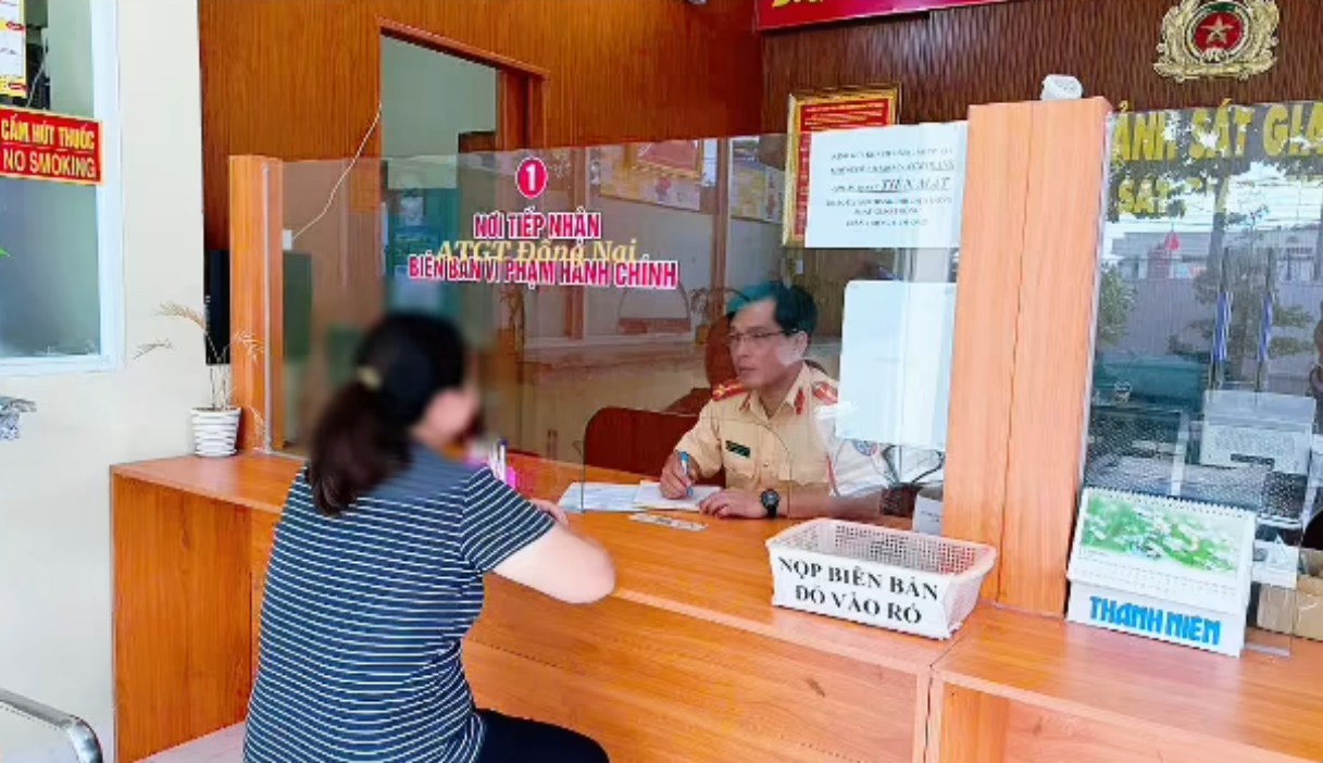 Đồng Nai: Xử phạt nữ tài xế dừng xe trên cầu để chụp hình- Ảnh 1. Đồng Nai: Xử phạt nữ tài xế dừng xe trên cầu để chụp hình- Ảnh 1.