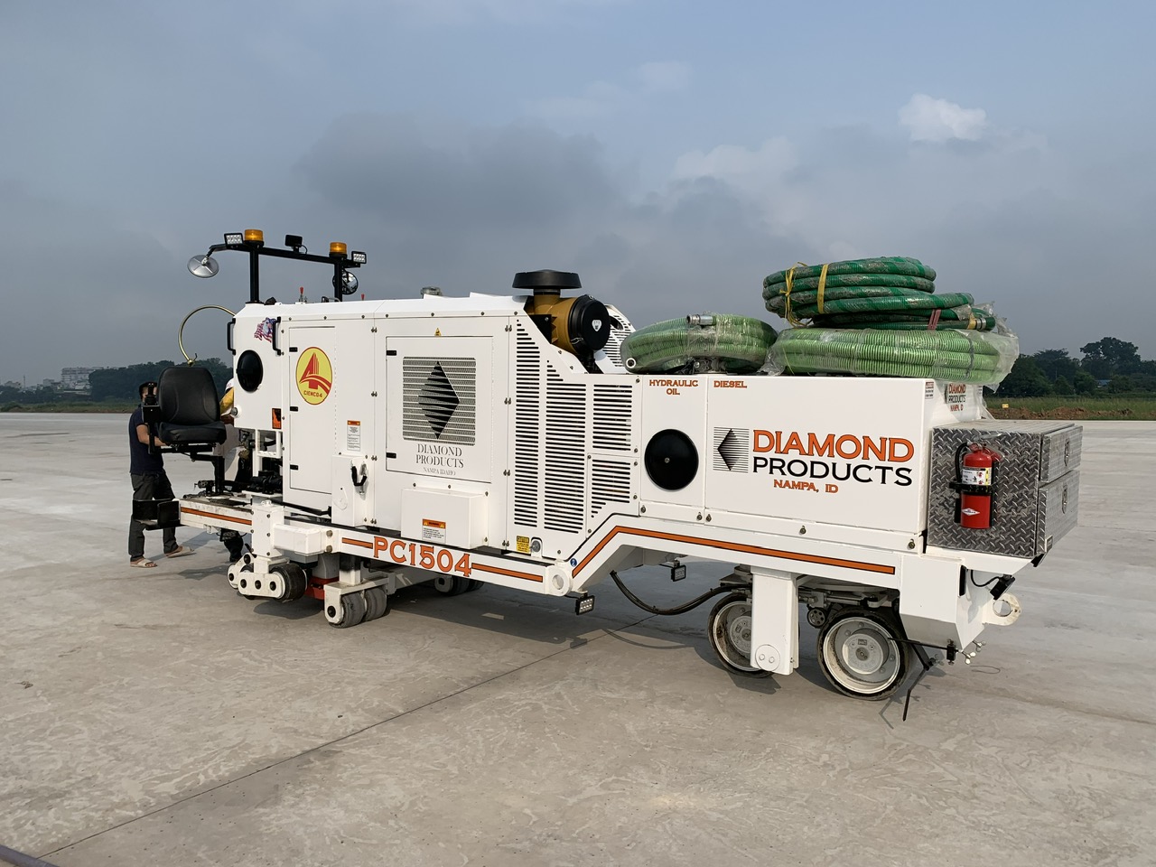 Cienco4 tiên phong làm chủ công nghệ thi công tạo nhám mặt đường băng- Ảnh 1.