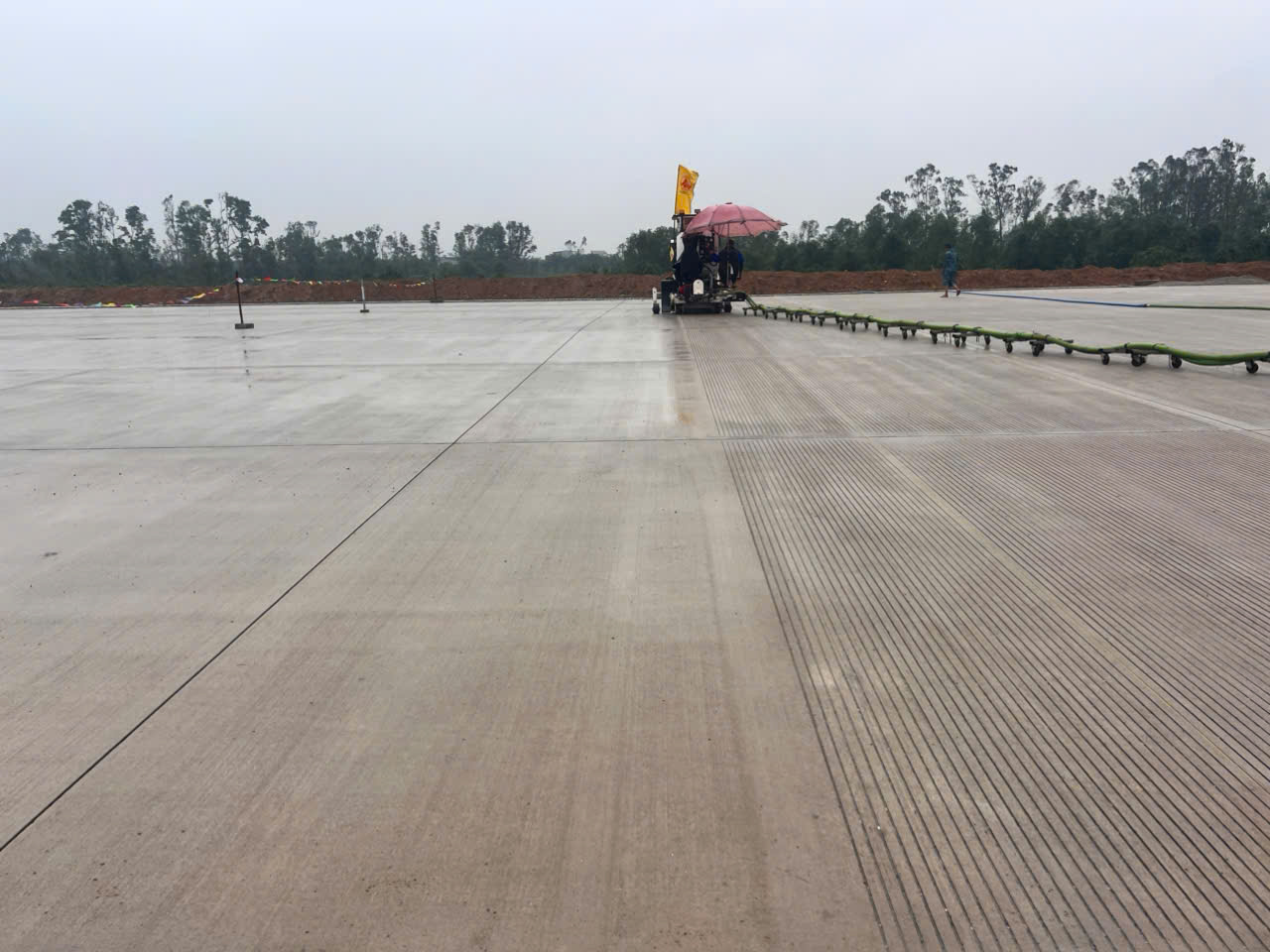 Cienco4 tiên phong làm chủ công nghệ thi công tạo nhám mặt đường băng- Ảnh 3.