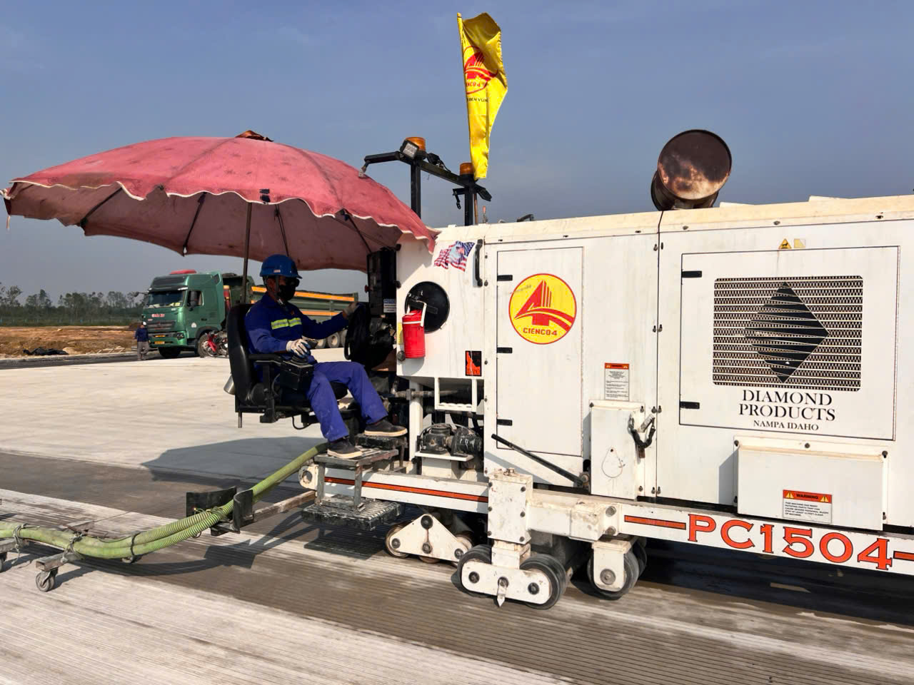 Cienco4 tiên phong làm chủ công nghệ thi công tạo nhám mặt đường băng- Ảnh 2.