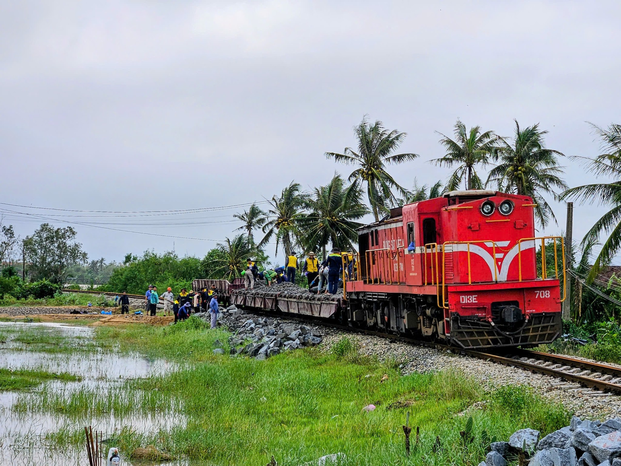 Hơn 100 đoàn tàu Bắc - Nam ngừng chạy do ảnh hưởng mưa lũ, thiệt hại gần 50 tỷ đồng- Ảnh 1.
