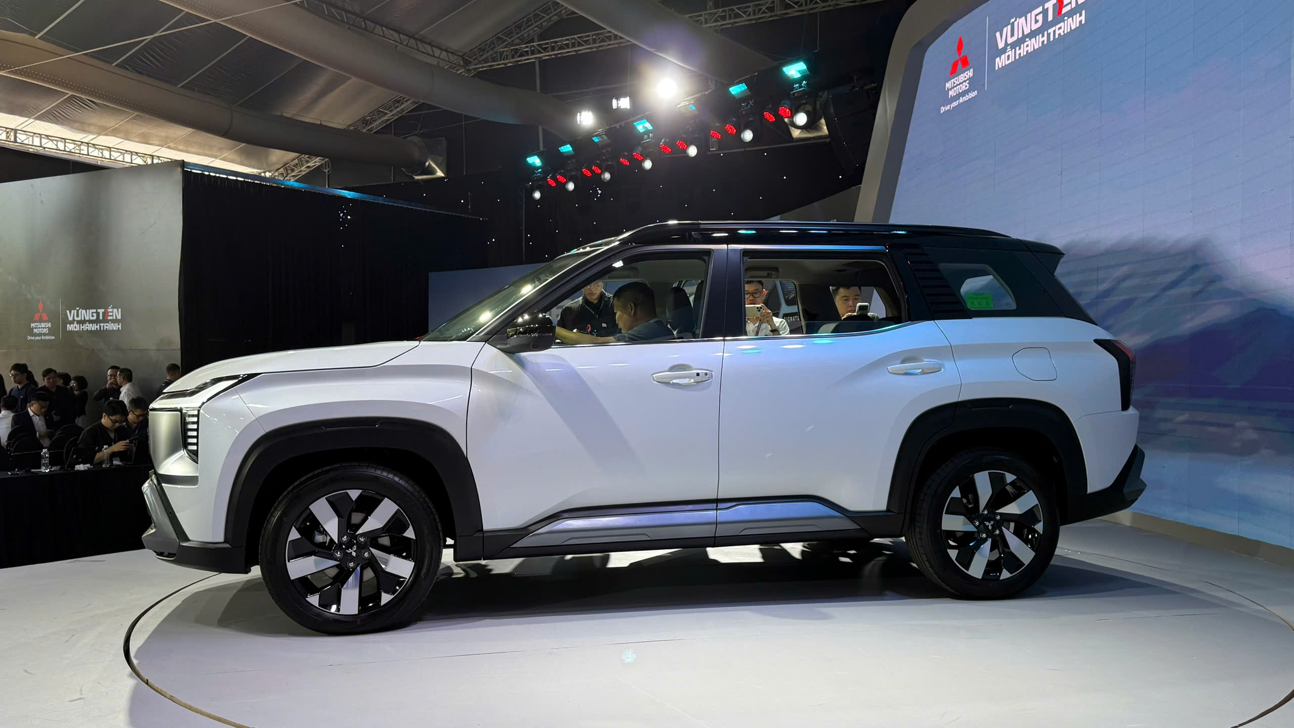 Mitsubishi Destinator ra mắt, giá từ 739 triệu đồng- Ảnh 2.