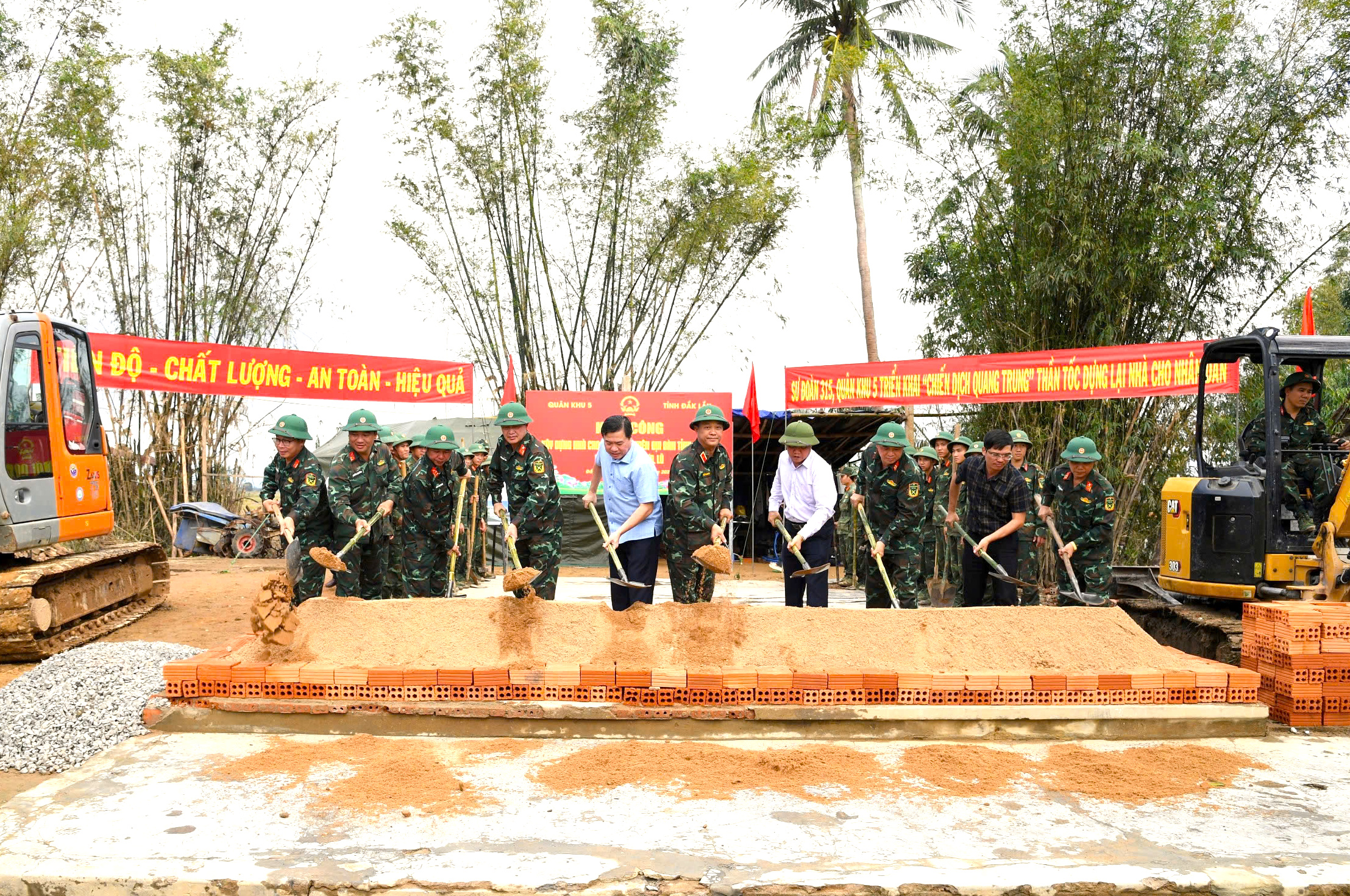Khởi động “Chiến dịch Quang Trung” xây dựng, sửa chữa nhà cho đồng bào tâm lũ miền Trung- Ảnh 3. Khởi động “Chiến dịch Quang Trung” xây dựng, sửa chữa nhà cho đồng bào tâm lũ miền Trung- Ảnh 3.