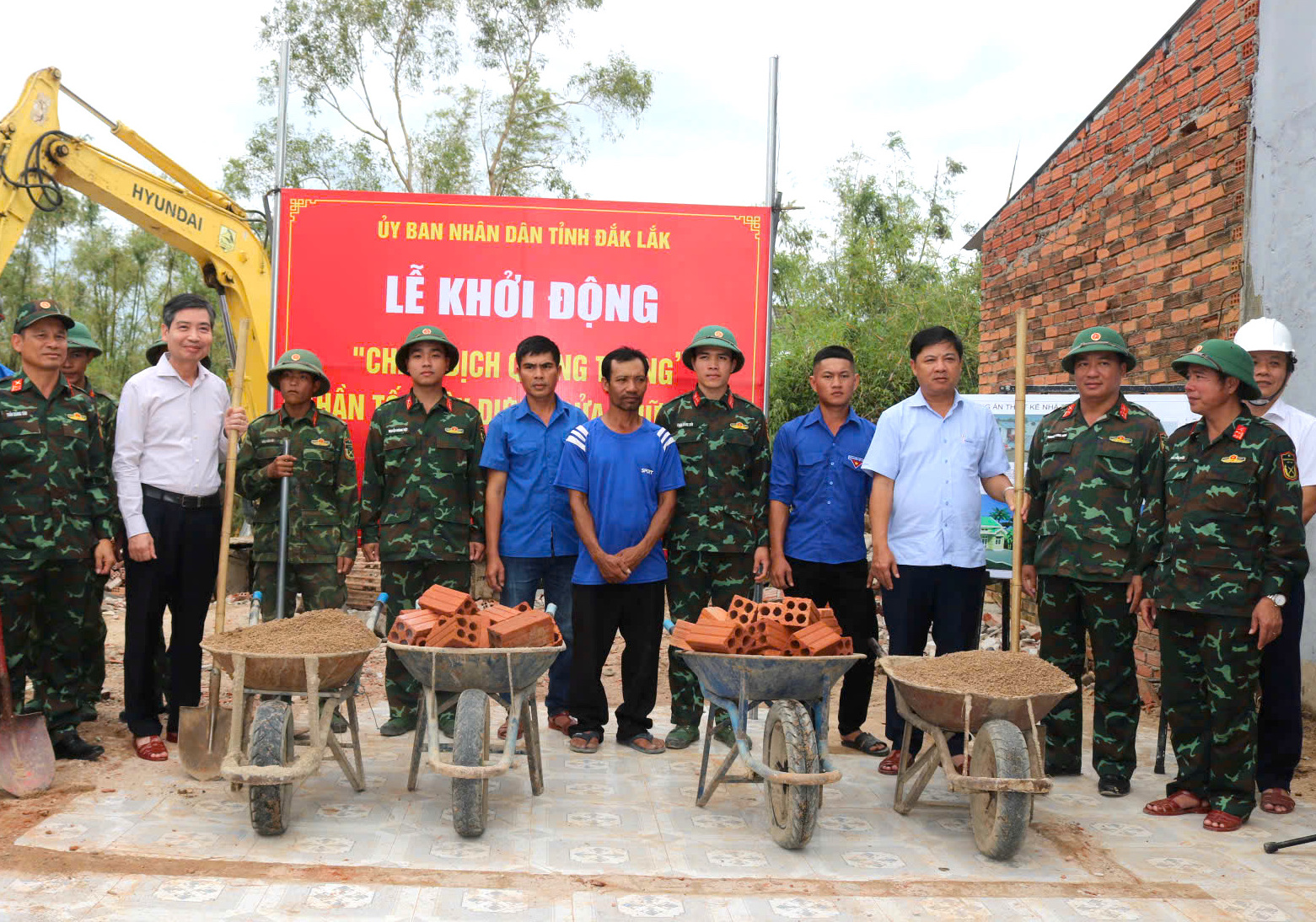 Khởi động “Chiến dịch Quang Trung” xây dựng, sửa chữa nhà cho đồng bào tâm lũ miền Trung- Ảnh 1. Khởi động “Chiến dịch Quang Trung” xây dựng, sửa chữa nhà cho đồng bào tâm lũ miền Trung- Ảnh 1.