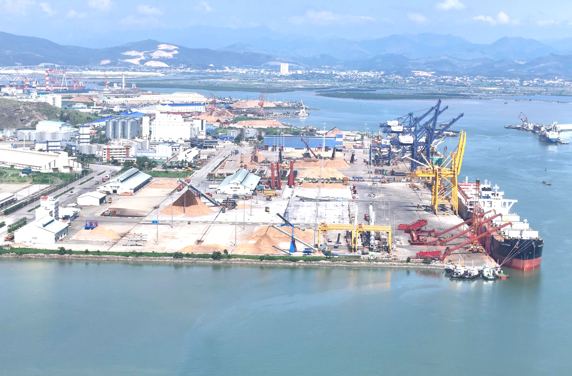 Quảng Ninh: Hoàn thiện quy hoạch và tăng cường giám sát vùng nước cảng biển- Ảnh 1. Quảng Ninh: Hoàn thiện quy hoạch và tăng cường giám sát vùng nước cảng biển- Ảnh 1.