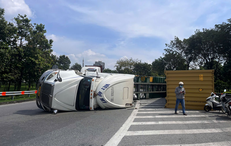 Hiện trường xe container bị lật trên xa lộ Hà Nội. Hiện trường xe container bị lật trên xa lộ Hà Nội.