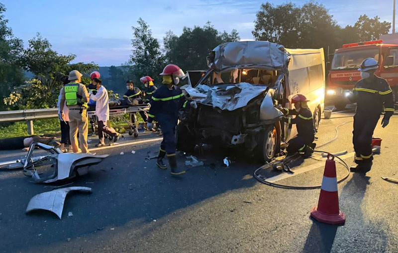 Chiếc ô tô khách tại hiện trường vụ tai nạn. Chiếc ô tô khách tại hiện trường vụ tai nạn.