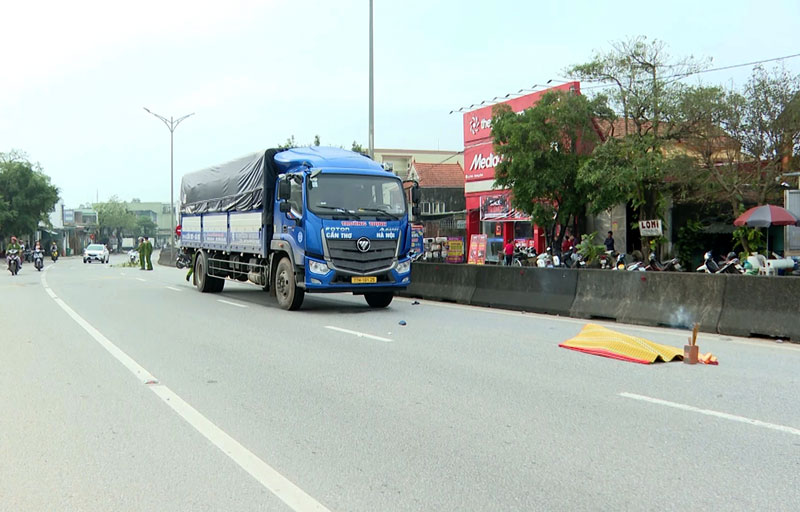 Hiện trường vụ tai nạn khiến bà T tử vong tại chỗ - Ảnh: Hùng Trần. Hiện trường vụ tai nạn khiến bà T tử vong tại chỗ - Ảnh: Hùng Trần.