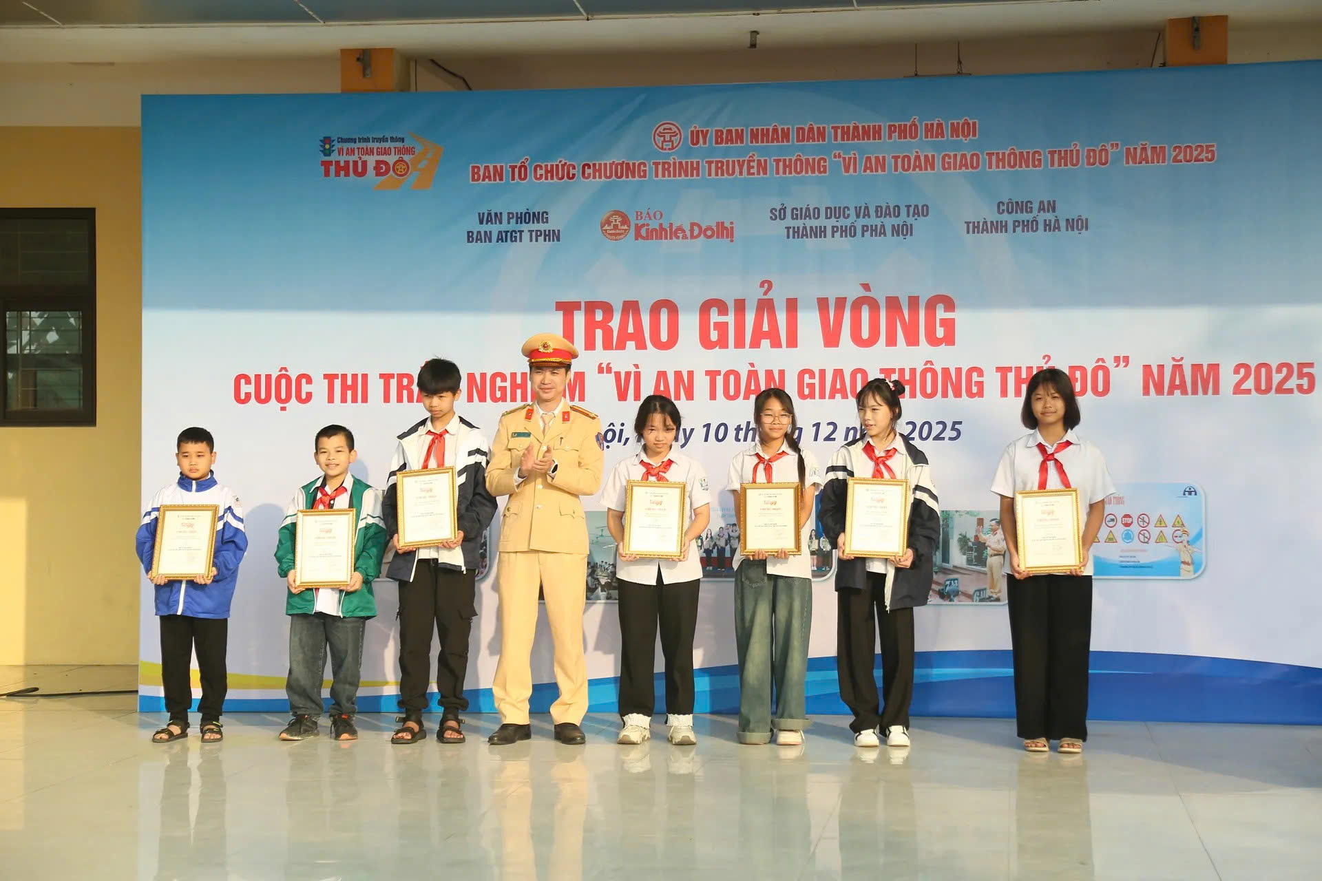 Hà Nội trao giải vòng Cuộc thi trắc nghiệm "Vì ATGT Thủ đô trên Internet" năm 2025- Ảnh 1. Hà Nội trao giải vòng Cuộc thi trắc nghiệm "Vì ATGT Thủ đô trên Internet" năm 2025- Ảnh 1.