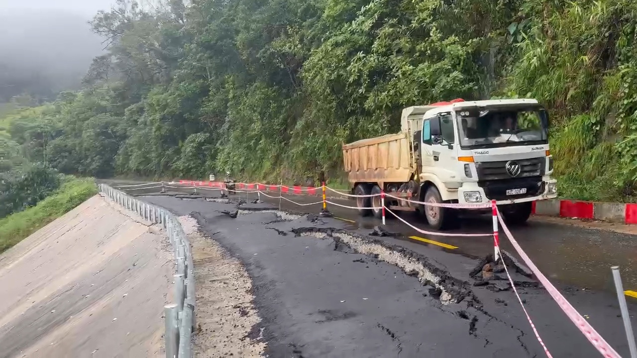 Quảng Ngãi: Khảo sát QL24 sau thiên tai kép, tìm giải pháp chấm dứt sạt lở- Ảnh 2. Quảng Ngãi: Khảo sát QL24 sau thiên tai kép, tìm giải pháp chấm dứt sạt lở- Ảnh 2.