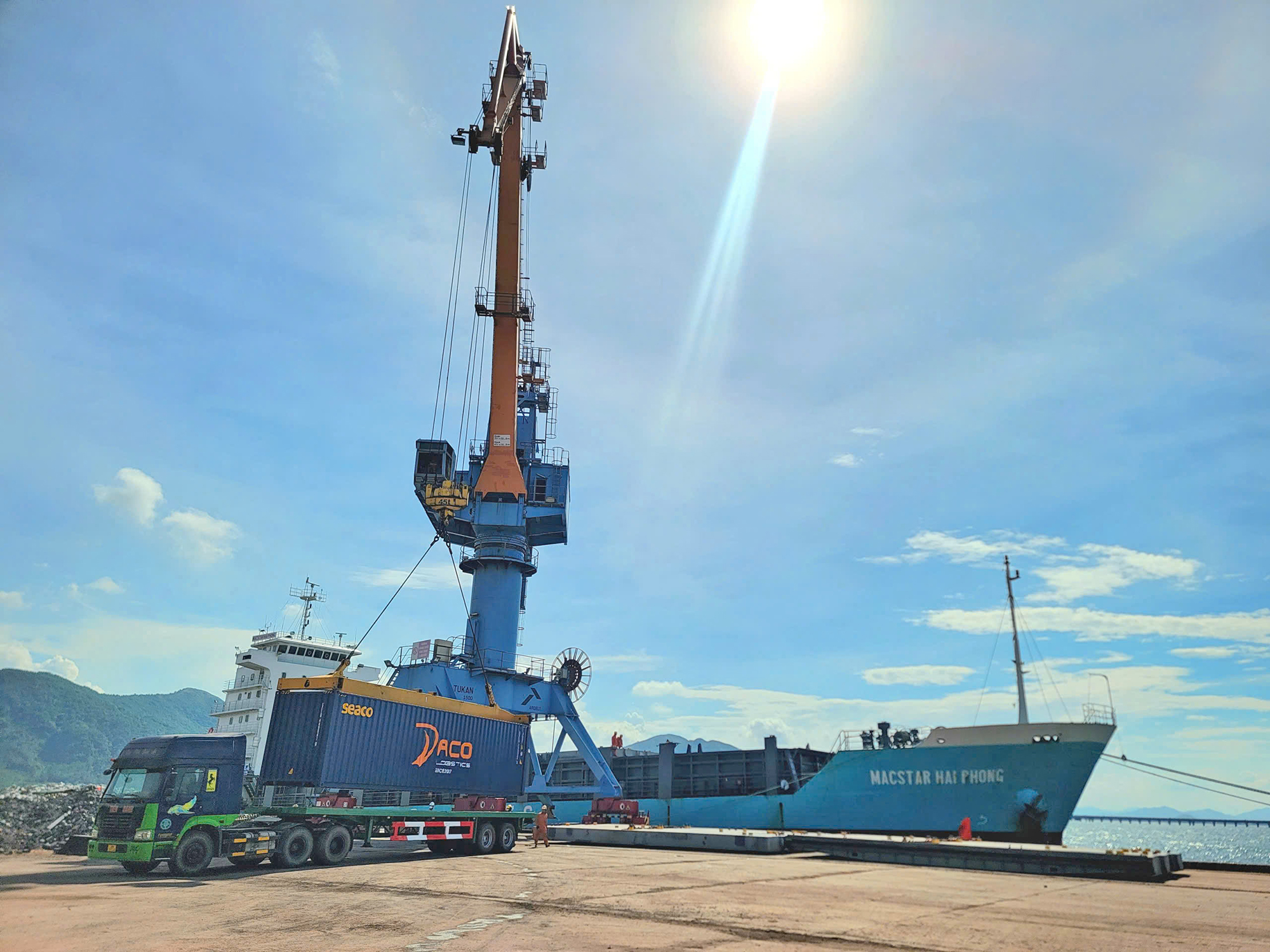 Khi bến thủy “ngóng” sà lan - Ảnh 1. Khi bến thủy “ngóng” sà lan - Ảnh 1.