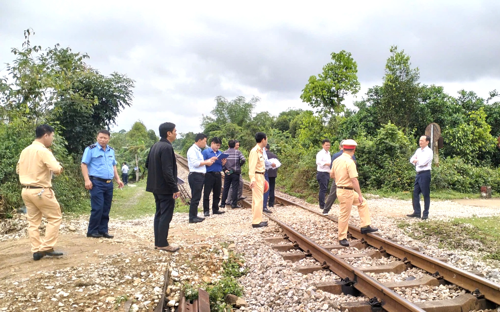 TP.HCM xử lý dứt điểm lối đi tự mở, bảo đảm an toàn đường sắt theo Nghị định 65/2018/NĐ-CP- Ảnh 4. Hà Tĩnh: Đề xuất ưu tiên kinh phí triển khai Nghị định 65 xóa bỏ hoàn toàn lối đi tự mở