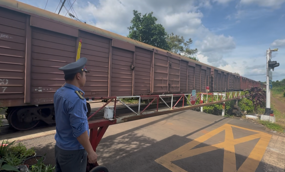 Siết chặt an toàn gác chắn đường sắt Bắc - Nam, hạn chế tai nạn- Ảnh 2. Siết chặt an toàn gác chắn đường sắt Bắc - Nam, hạn chế tai nạn- Ảnh 2.