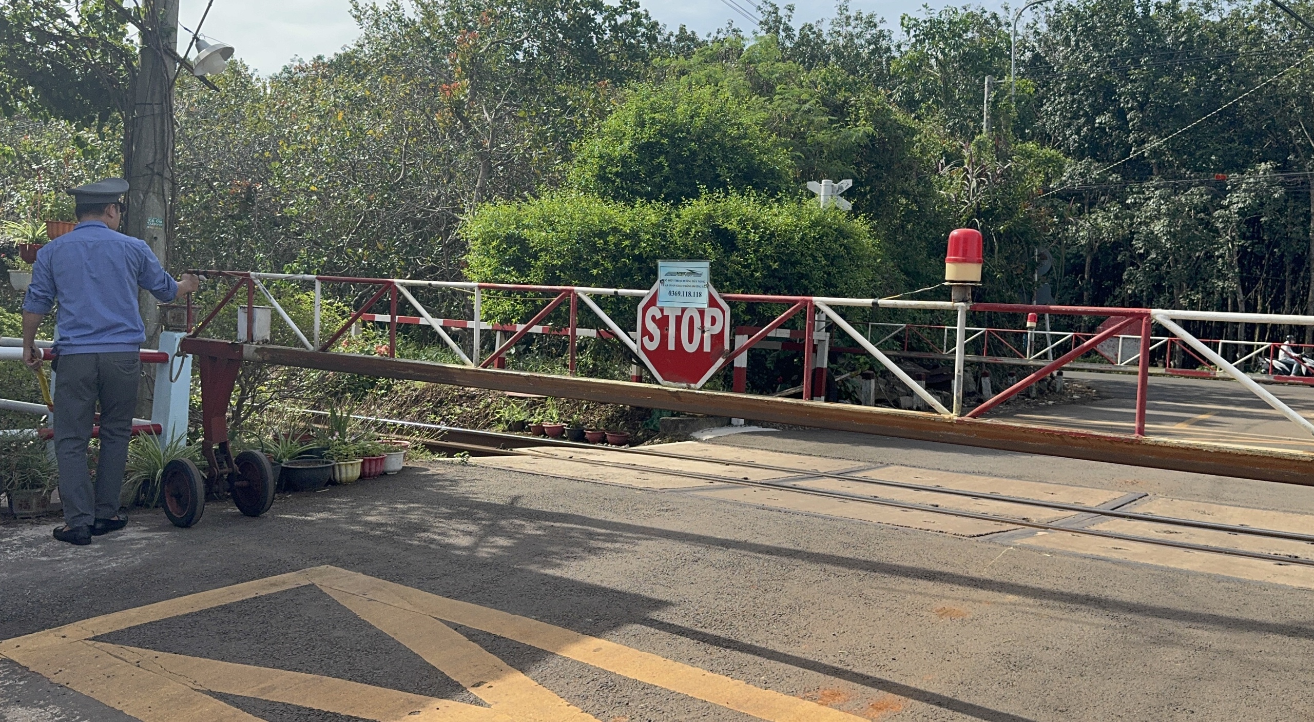 Siết chặt an toàn gác chắn đường sắt Bắc - Nam, hạn chế tai nạn- Ảnh 1. Siết chặt an toàn gác chắn đường sắt Bắc - Nam, hạn chế tai nạn- Ảnh 1.