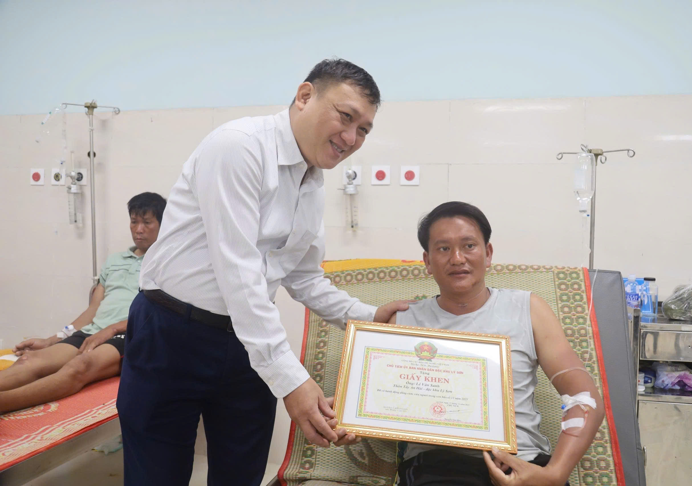 Chủ tịch nước tặng Huân chương Dũng cảm cho 2 ngư dân lao ra biển cứu người trong bão- Ảnh 1. Chủ tịch nước tặng Huân chương Dũng cảm cho 2 ngư dân lao ra biển cứu người trong bão- Ảnh 1.