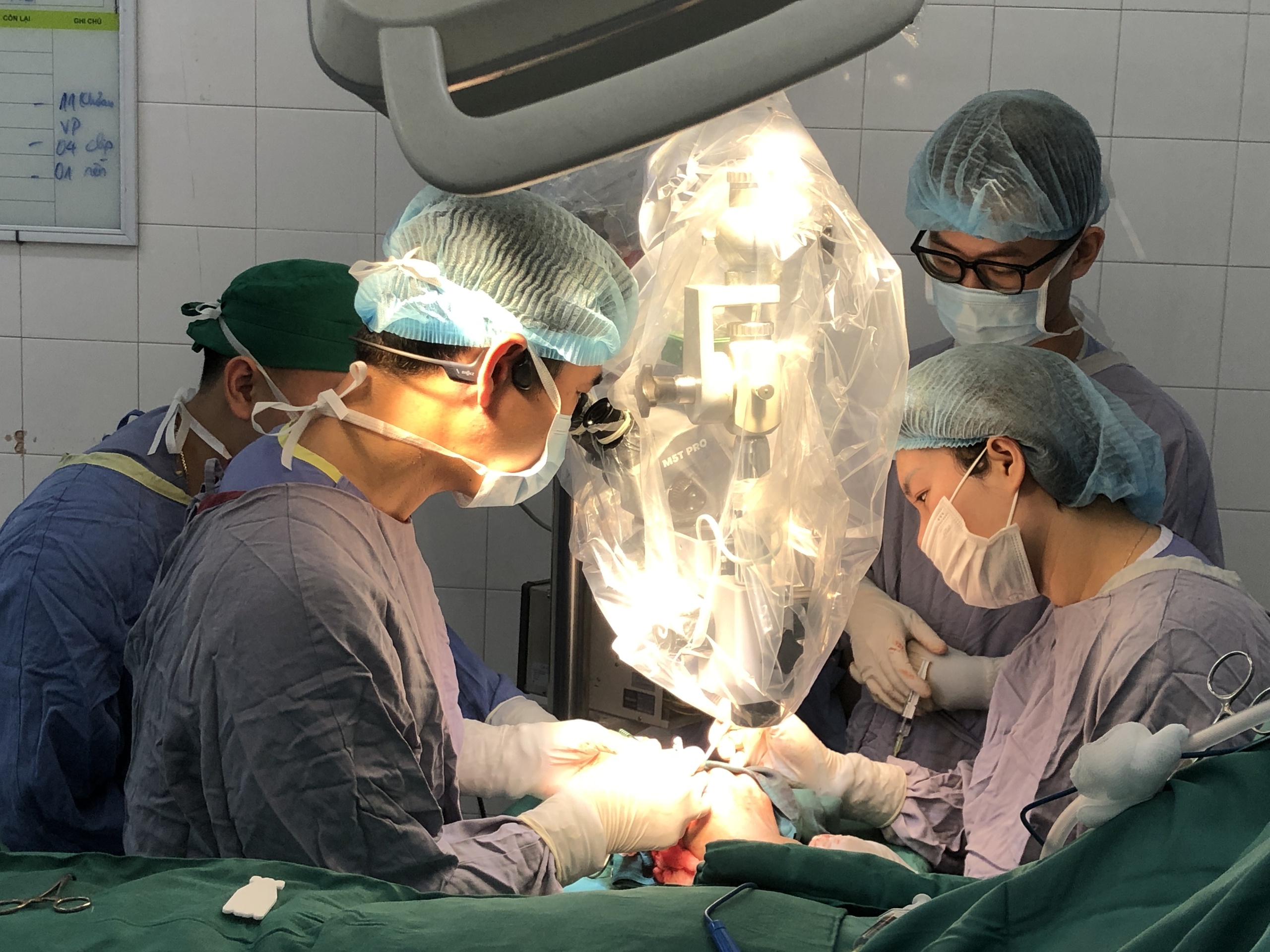 Lần đầu tiên tại Việt Nam, vi phẫu cứu ngón tay bị đứt rời suốt 25 giờ- Ảnh 1. Lần đầu tiên tại Việt Nam, vi phẫu cứu ngón tay bị đứt rời suốt 25 giờ- Ảnh 1.