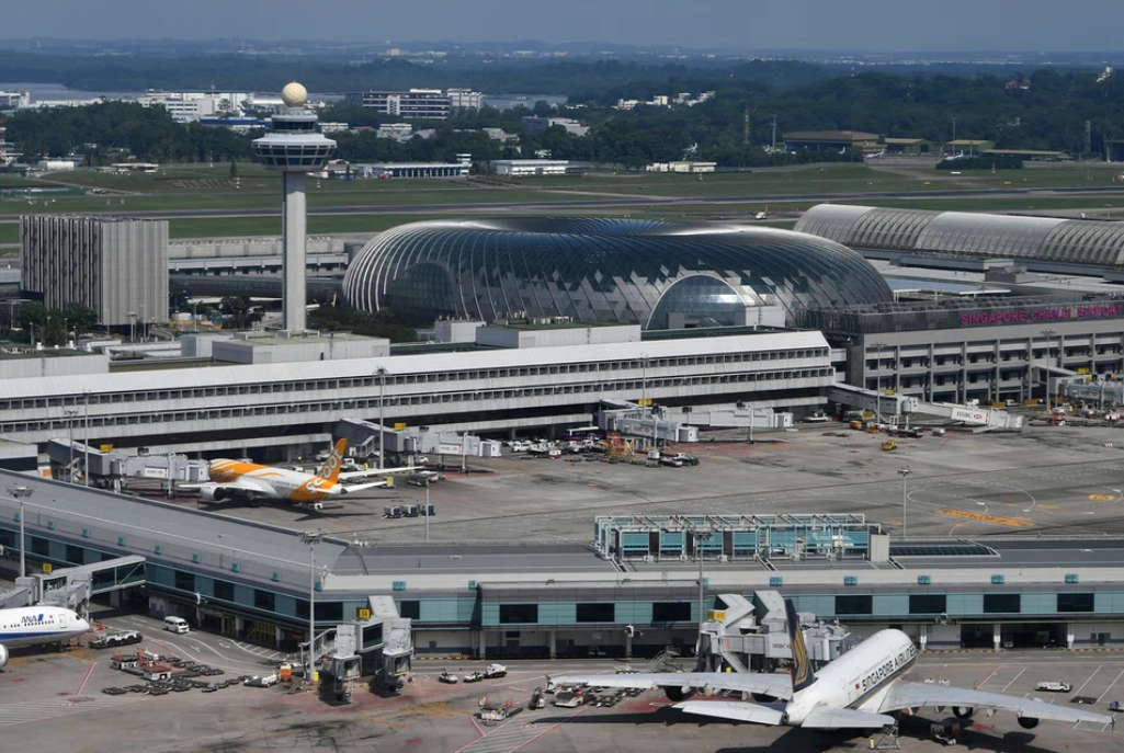 IATA nói gì về việc Singapore thu phụ phí nhiên liệu bay bền vững?- Ảnh 1. IATA nói gì về việc Singapore thu phụ phí nhiên liệu bay bền vững?- Ảnh 1.