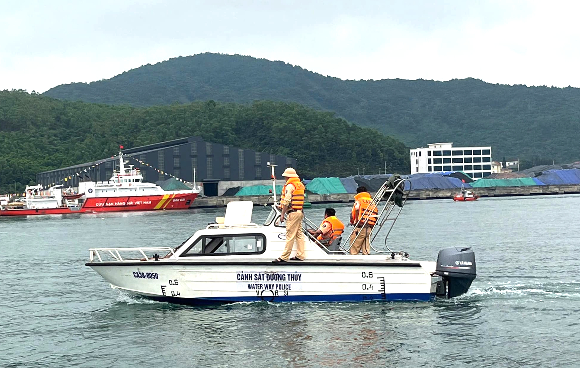 Hà Tĩnh: Triển khai nhiều giải pháp đồng bộ thực hiện nghiêm Luật Giao thông đường thủy- Ảnh 1. Hà Tĩnh: Triển khai nhiều giải pháp đồng bộ thực hiện nghiêm Luật Giao thông đường thủy- Ảnh 1.