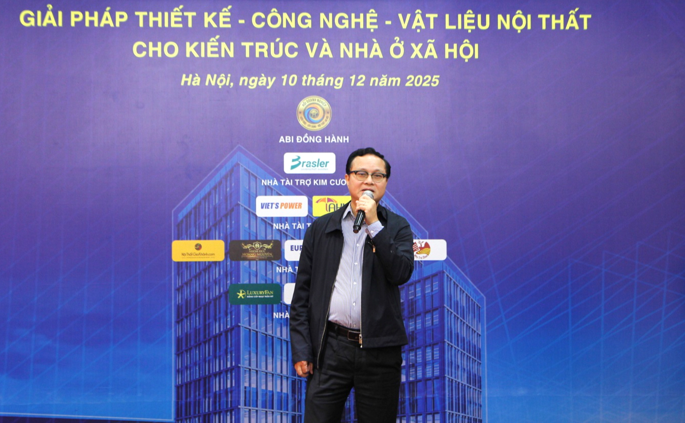 Giải pháp thiết kế, công nghệ, vật liệu và nội thất cho nhà ở xã hội- Ảnh 2. TS. KTS Hồ Chí Quang, Viện trưởng Viện Kiến trúc quốc gia phát biểu tại hội thảo.