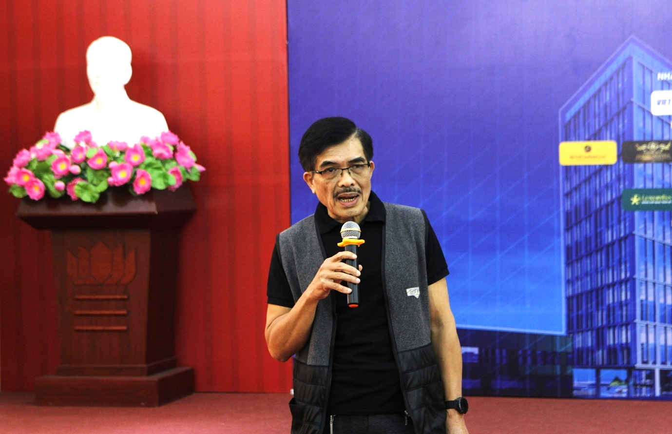 Giải pháp thiết kế, công nghệ, vật liệu và nội thất cho nhà ở xã hội- Ảnh 3. TS.KTS Nguyễn Tất Thắng, nghiên cứu viên cao cấp của Viện Kiến trúc quốc gia chia sẻ về thực trạng thiết kế và xây dựng NƠXH tại Việt Nam.