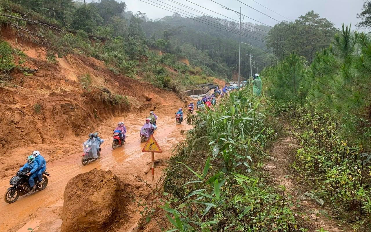 Quảng Ngãi: Khảo sát QL24 sau thiên tai kép, tìm giải pháp chấm dứt sạt lở- Ảnh 1. Quảng Ngãi: Khảo sát QL24 sau thiên tai kép, tìm giải pháp chấm dứt sạt lở- Ảnh 1.