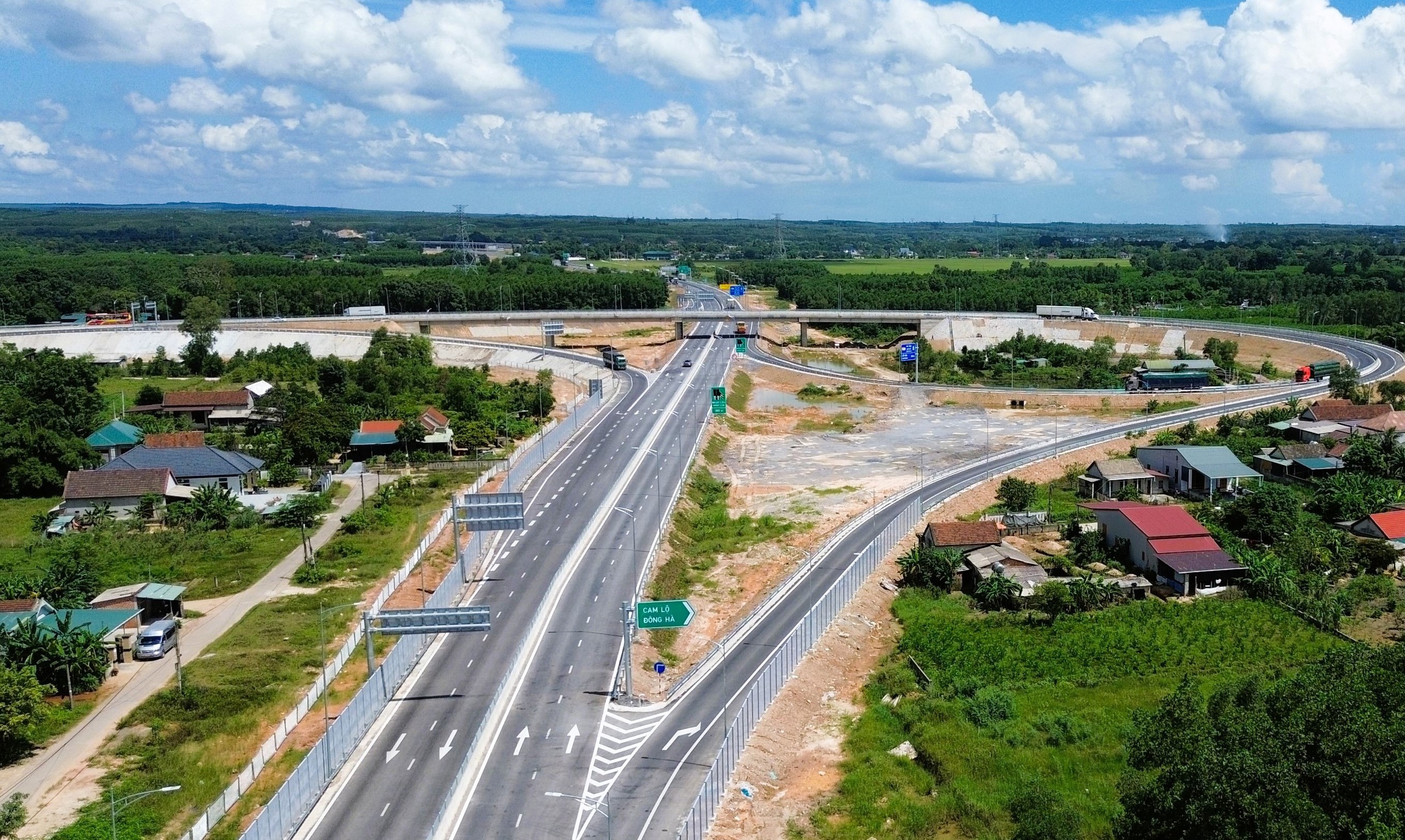 Quảng Trị: Đẩy tiến độ công trình trọng điểm, khai thác hiệu quả không gian phát triển mới- Ảnh 4. Quảng Trị: Đẩy tiến độ công trình trọng điểm, khai thác hiệu quả không gian phát triển mới- Ảnh 4.