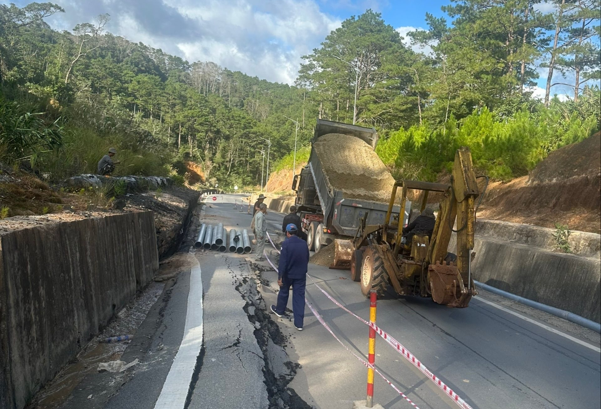 Quảng Ngãi: Khảo sát QL24 sau thiên tai kép, tìm giải pháp chấm dứt sạt lở- Ảnh 3. Quảng Ngãi: Khảo sát QL24 sau thiên tai kép, tìm giải pháp chấm dứt sạt lở- Ảnh 3.