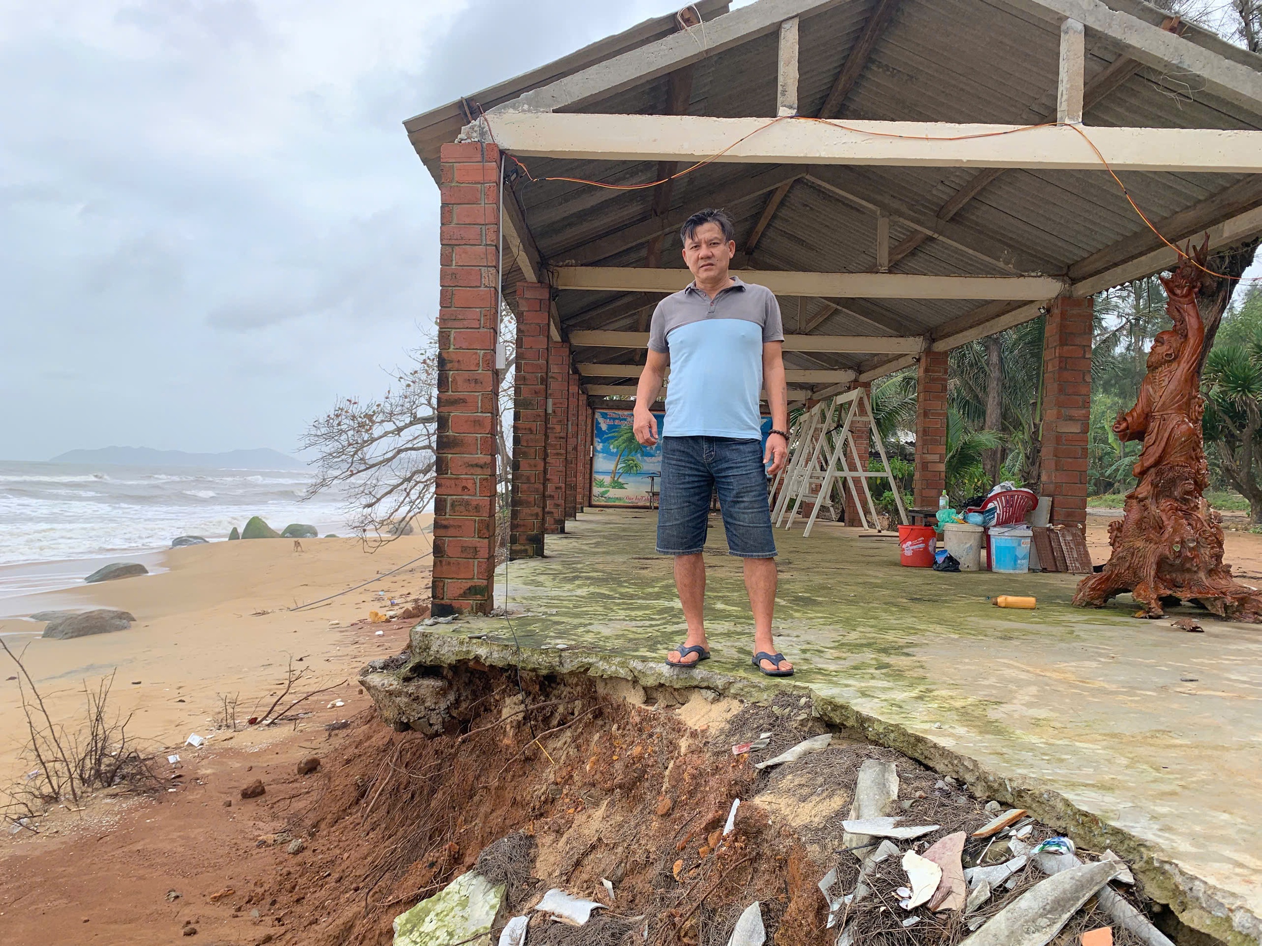 Bờ biển Hàm Rồng tan hoang sau mưa bão, TP Huế lên phương án xử lý khẩn cấp- Ảnh 8. Bờ biển Hàm Rồng tan hoang sau mưa bão, TP Huế lên phương án xử lý khẩn cấp- Ảnh 8.