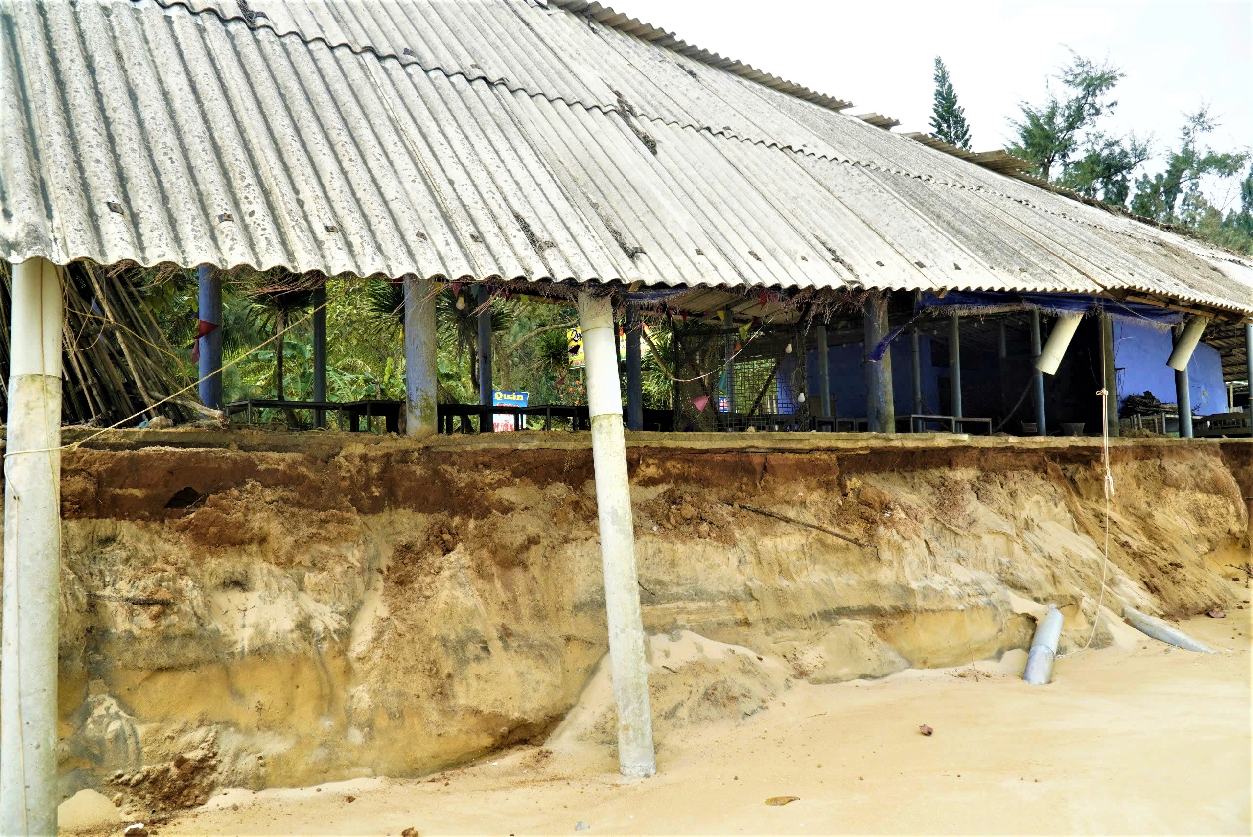 Bờ biển Hàm Rồng tan hoang sau mưa bão, TP Huế lên phương án xử lý khẩn cấp- Ảnh 11. Bờ biển Hàm Rồng tan hoang sau mưa bão, TP Huế lên phương án xử lý khẩn cấp- Ảnh 11.