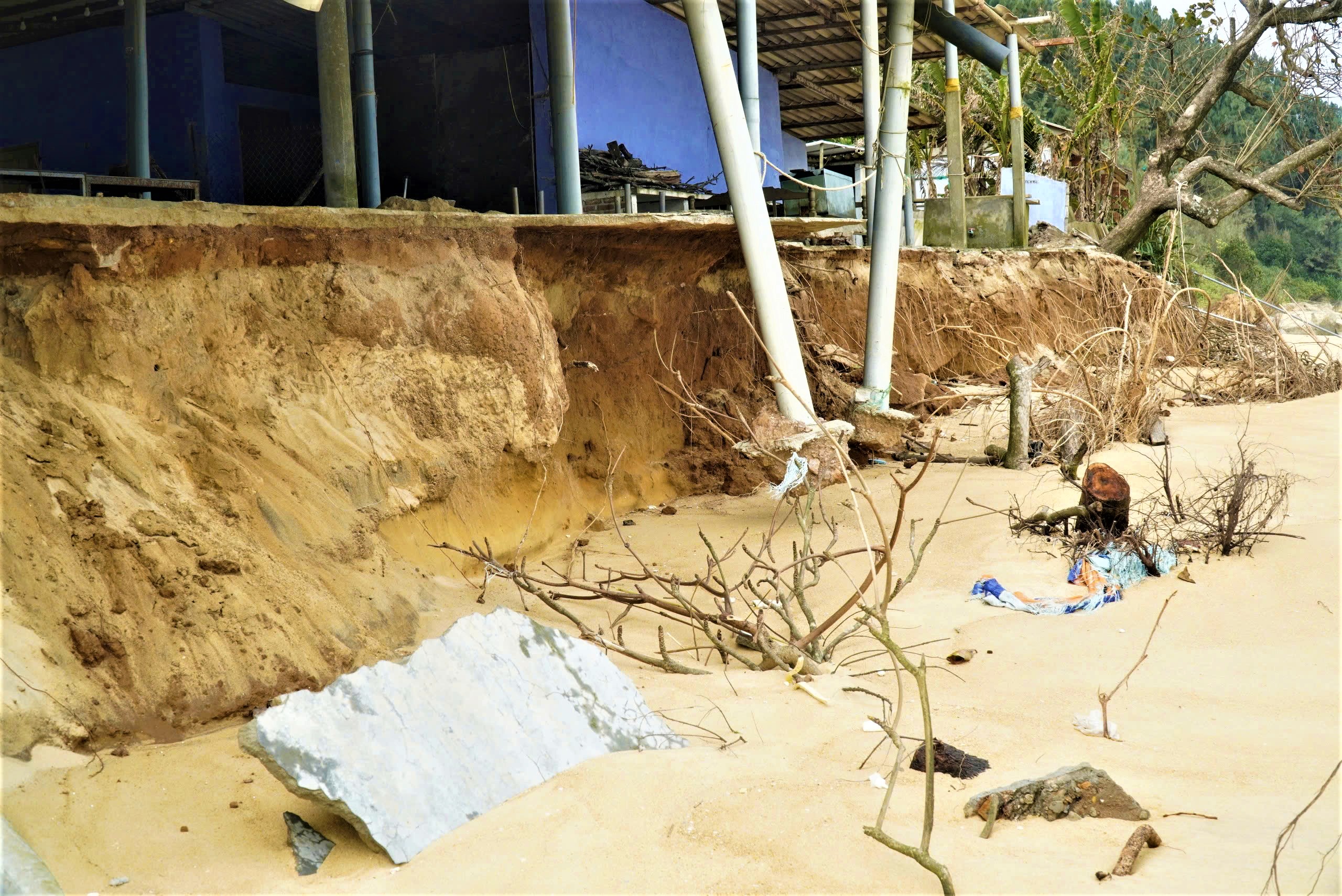 Bờ biển Hàm Rồng tan hoang sau mưa bão, TP Huế lên phương án xử lý khẩn cấp- Ảnh 3. Bờ biển Hàm Rồng tan hoang sau mưa bão, TP Huế lên phương án xử lý khẩn cấp- Ảnh 3.