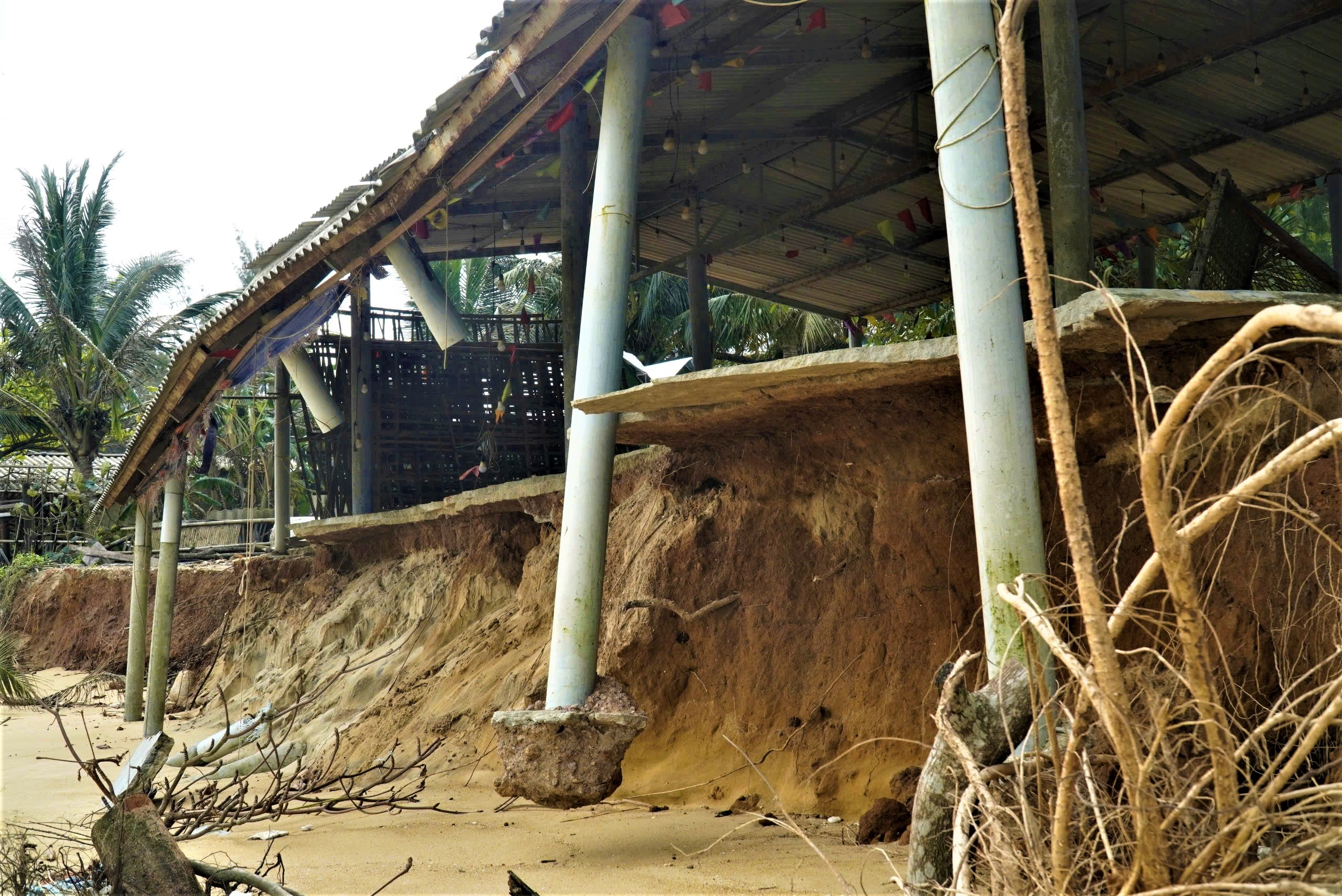 Bờ biển Hàm Rồng tan hoang sau mưa bão, TP Huế lên phương án xử lý khẩn cấp- Ảnh 2. Bờ biển Hàm Rồng tan hoang sau mưa bão, TP Huế lên phương án xử lý khẩn cấp- Ảnh 2.